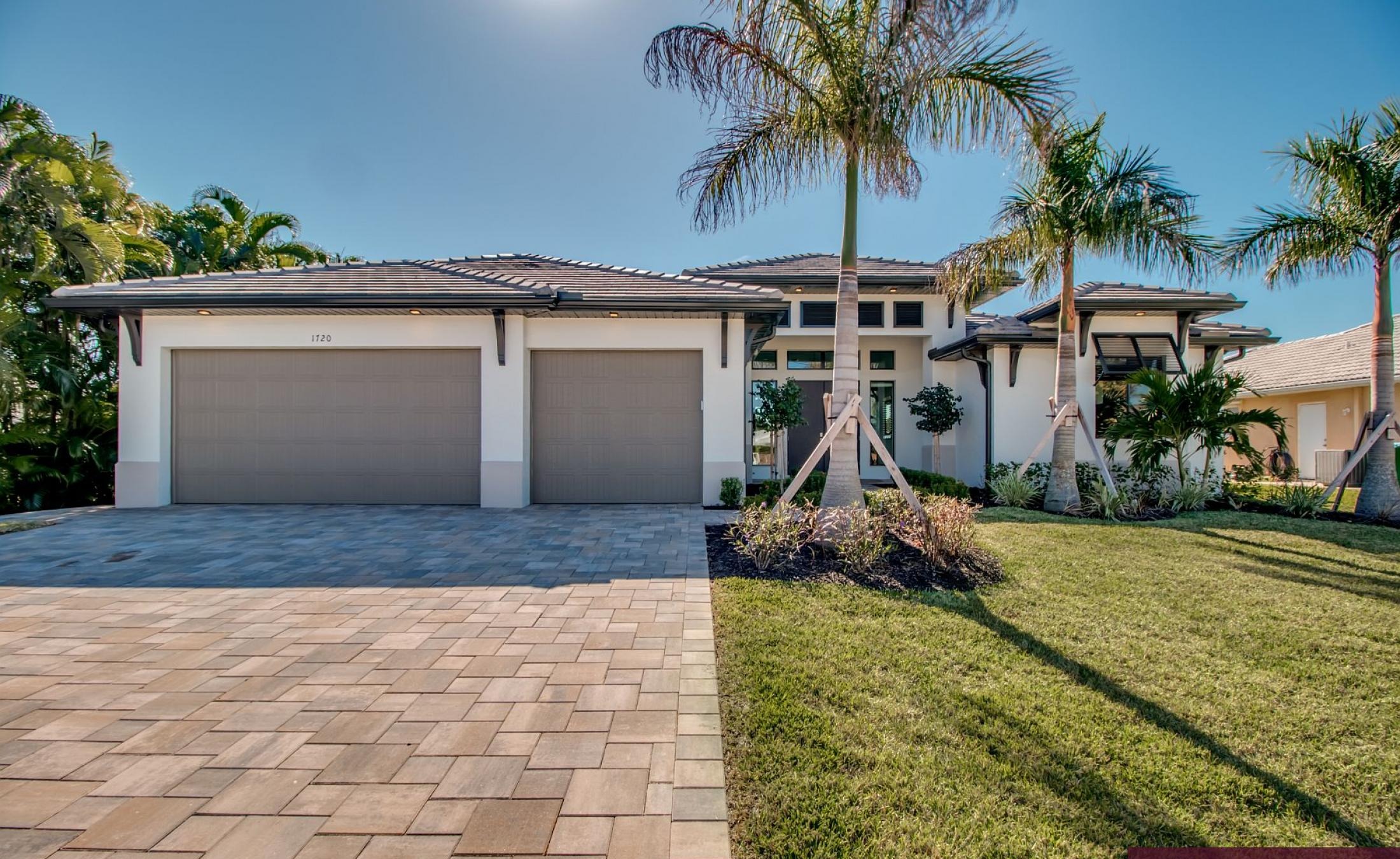 Sonniger Pool mit Spa und Blick auf den Kanal, mit Bootsdock und Bootslift.