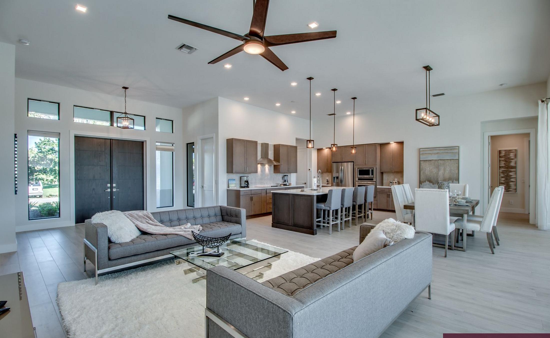 Beheizter Pool mit Spa und Blick auf den Kanal.