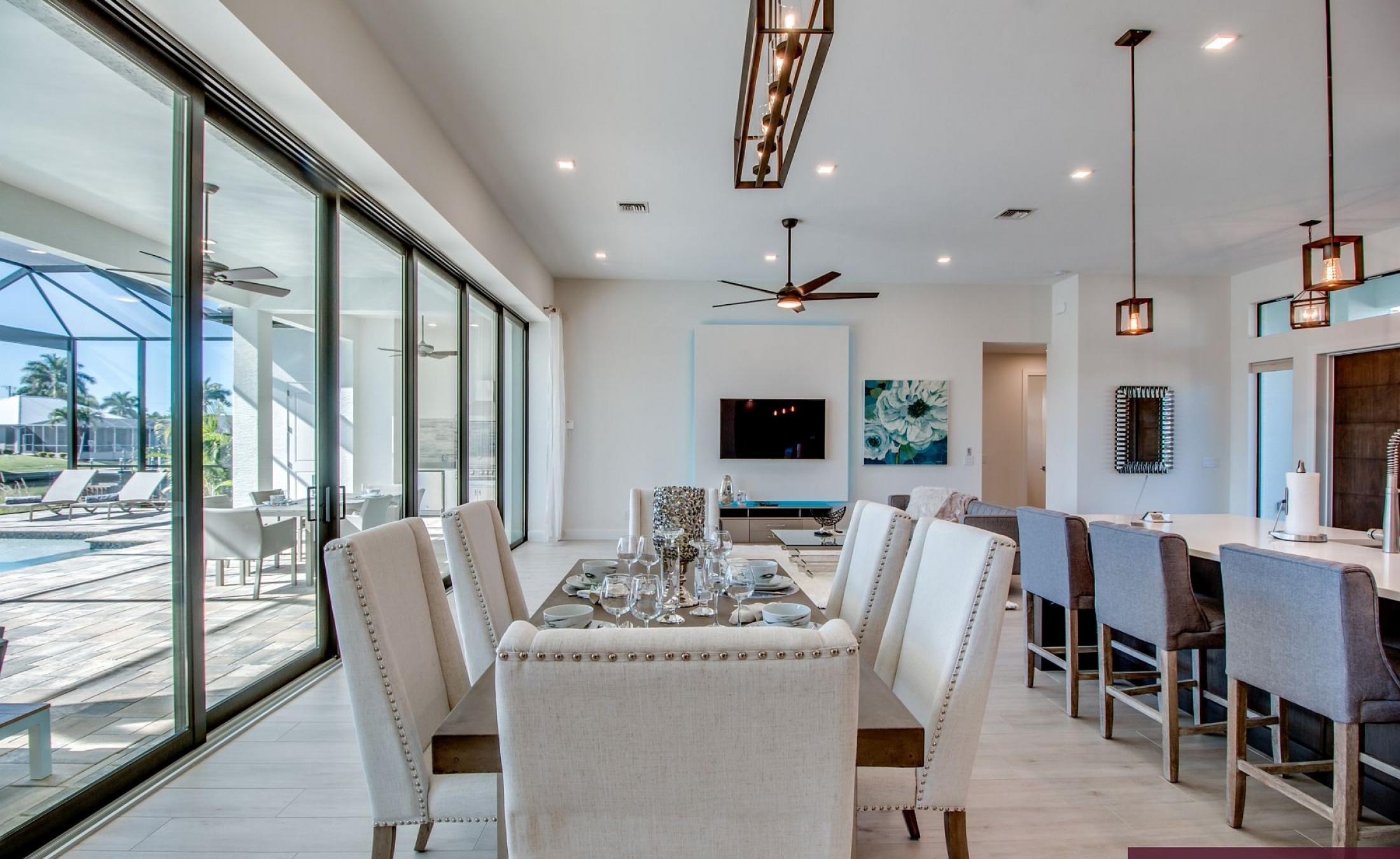 Außenbereich mit Pool, Spa und Grillplatz am Wasser.