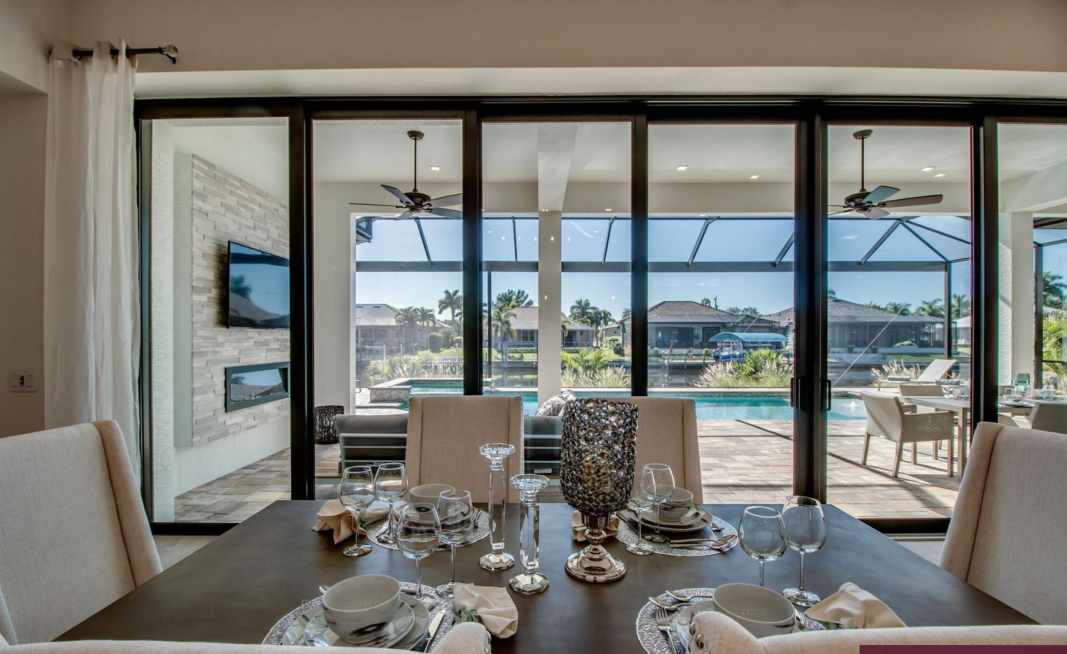 Outdoor-Bereich mit beheiztem Pool, Spa und Blick aufs Wasser.