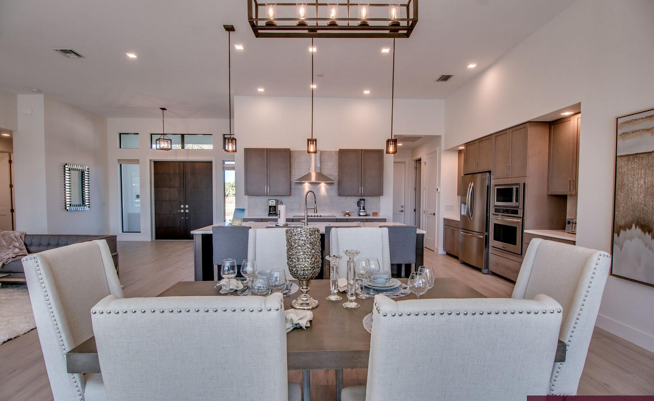 Außenbereich mit beheiztem Pool, Spa und Grillplatz am Wasser.