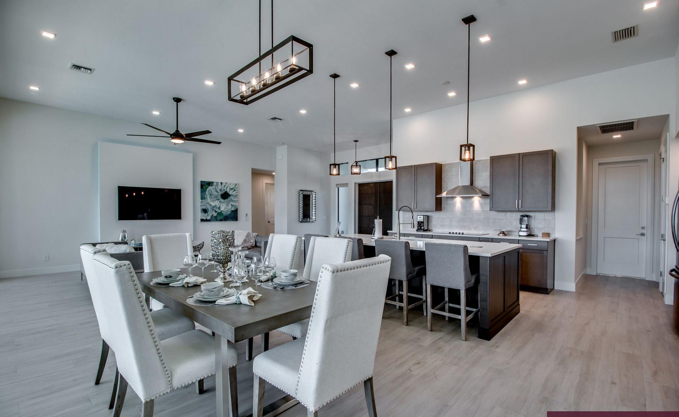 Outdoor-Bereich mit Pool, Spa und Grillplatz am Wasser.