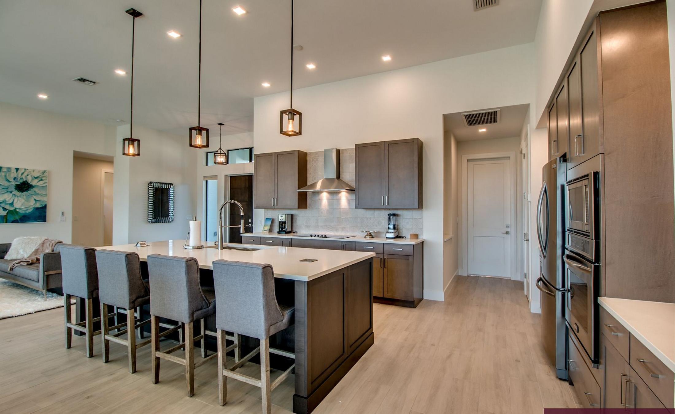 Außenbereich mit Pool, Spa und Grillplatz am Wasser.