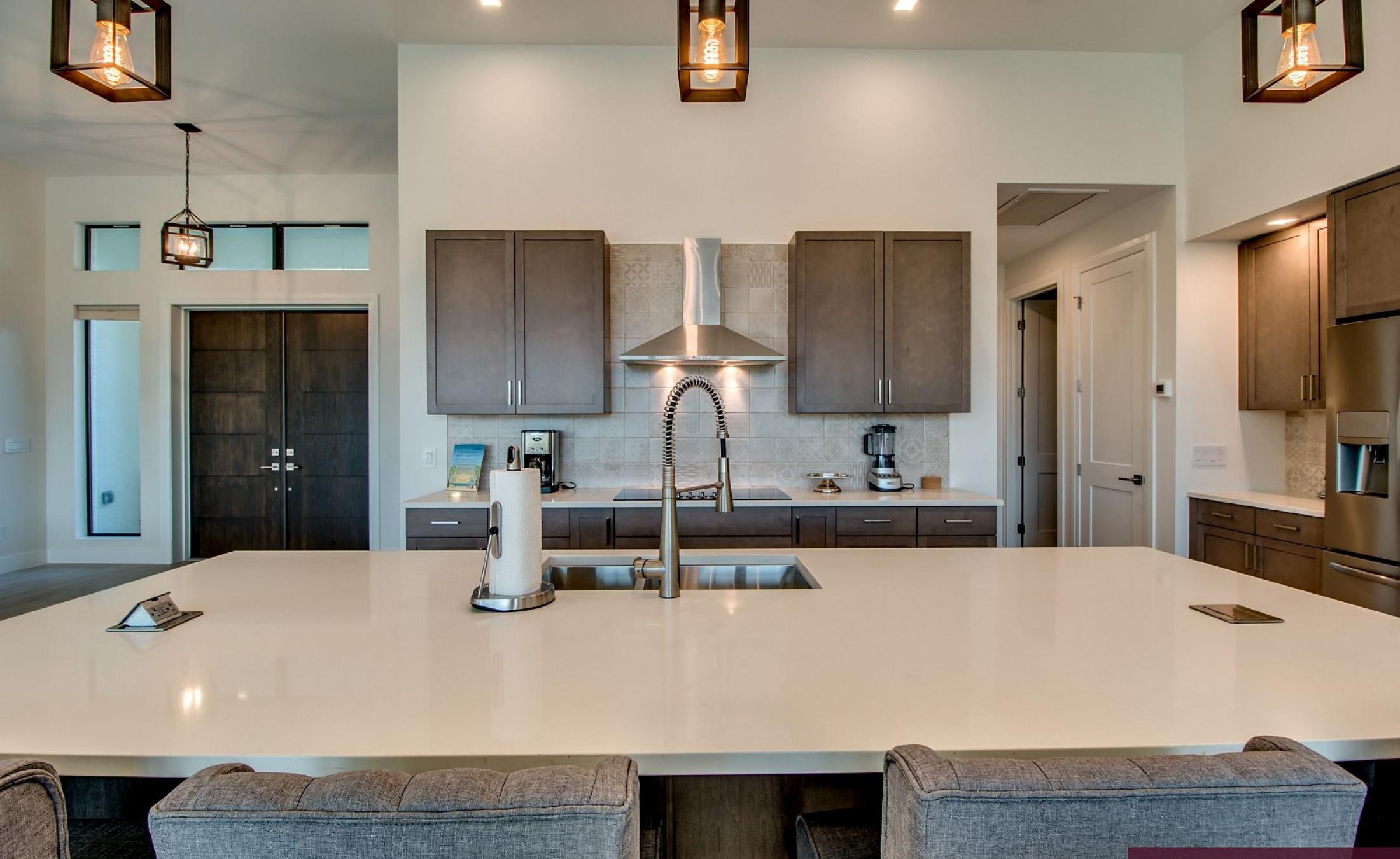 Outdoor-Bereich mit Pool, Spa und Grillplatz am Wasser.