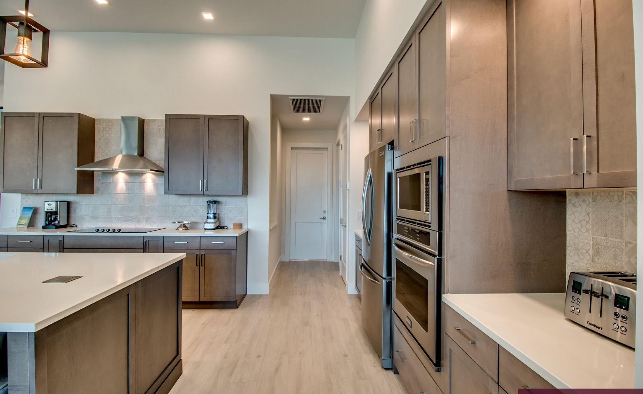 Outdoor-Bereich mit beheiztem Pool, Spa und Blick aufs Wasser.