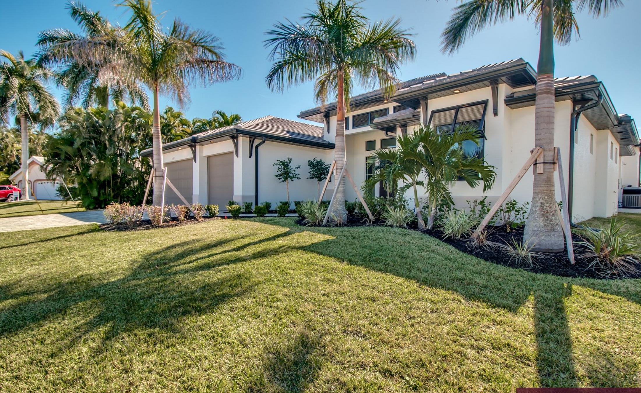 Sonniger Poolbereich mit Spa und Blick auf den Kanal.