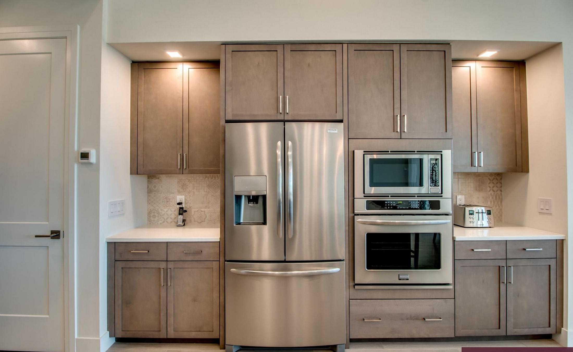 Außenbereich mit beheiztem Pool und Spa am Wasser mit Bootsdock.