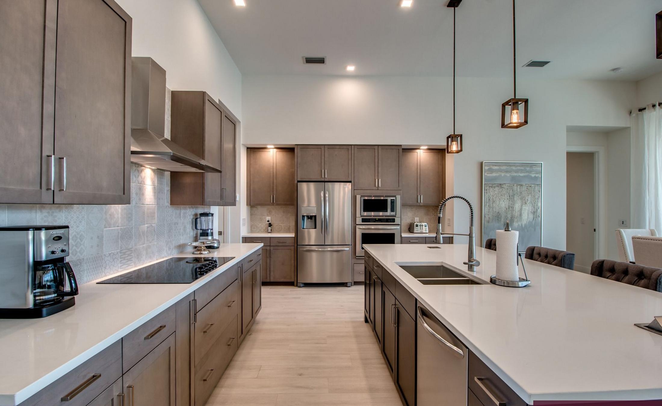 Outdoor-Bereich mit beheiztem Pool, Spa und Blick aufs Wasser.