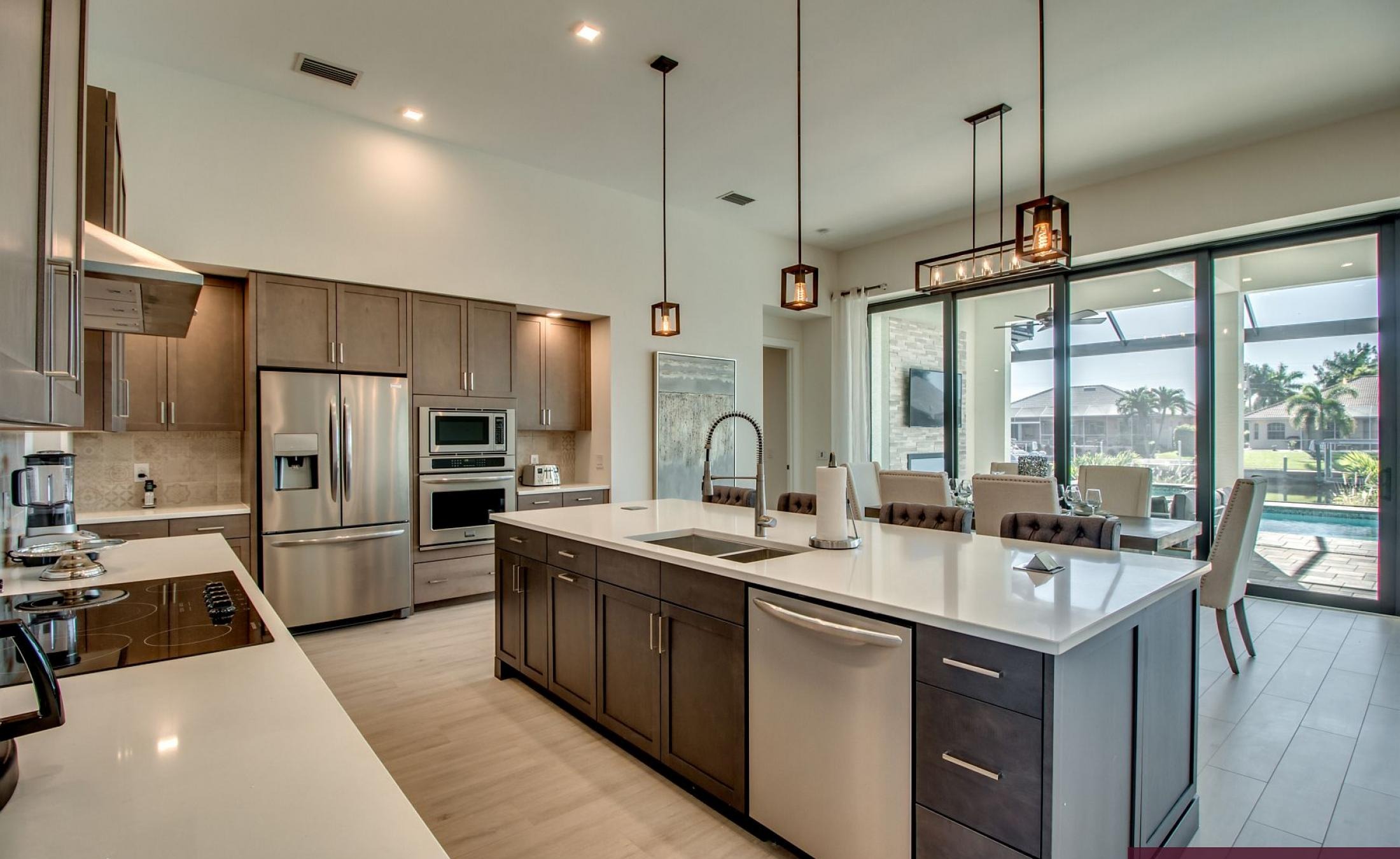 Outdoor-Bereich mit Pool, Spa und Grillplatz am Wasser.