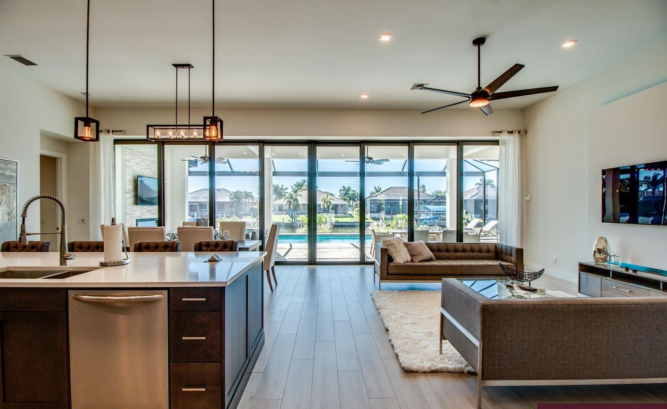 Außenbereich mit beheiztem Pool und Spa am Wasser.