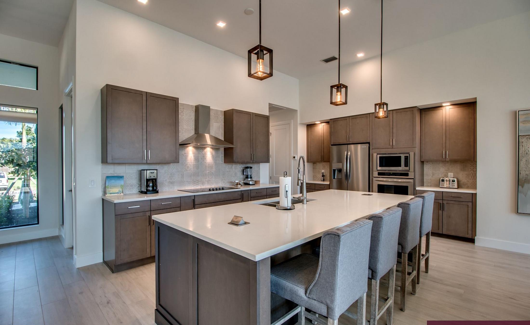 Außenbereich mit beheiztem Pool, Spa und Blick aufs Wasser.