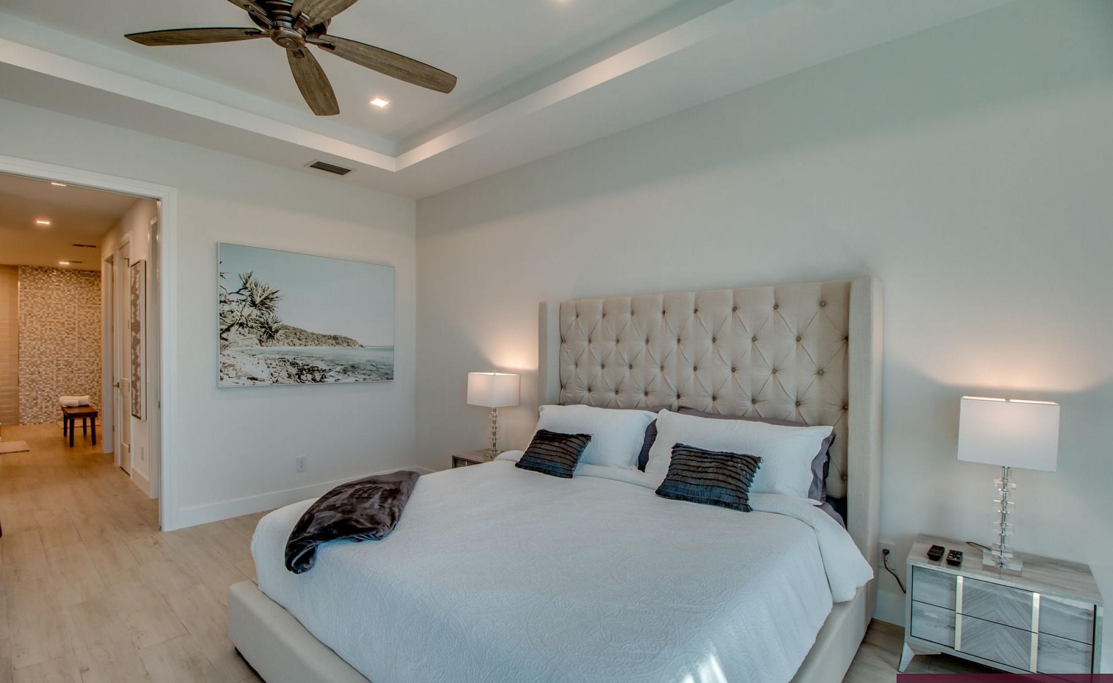 Beheizter Pool mit Spa und Blick auf den Kanal, daneben Bootsdock mit Lift.