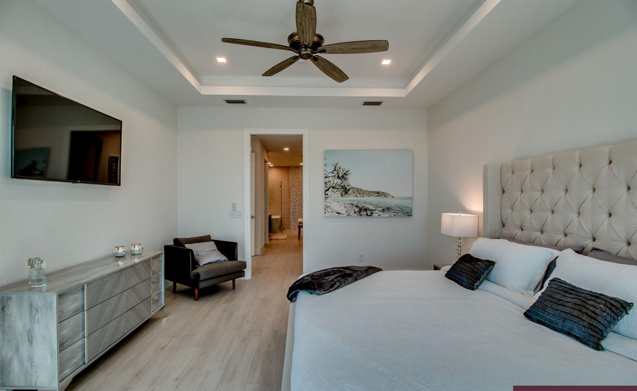 Outdoor-Bereich mit beheiztem Pool, Spa und Blick aufs Wasser.