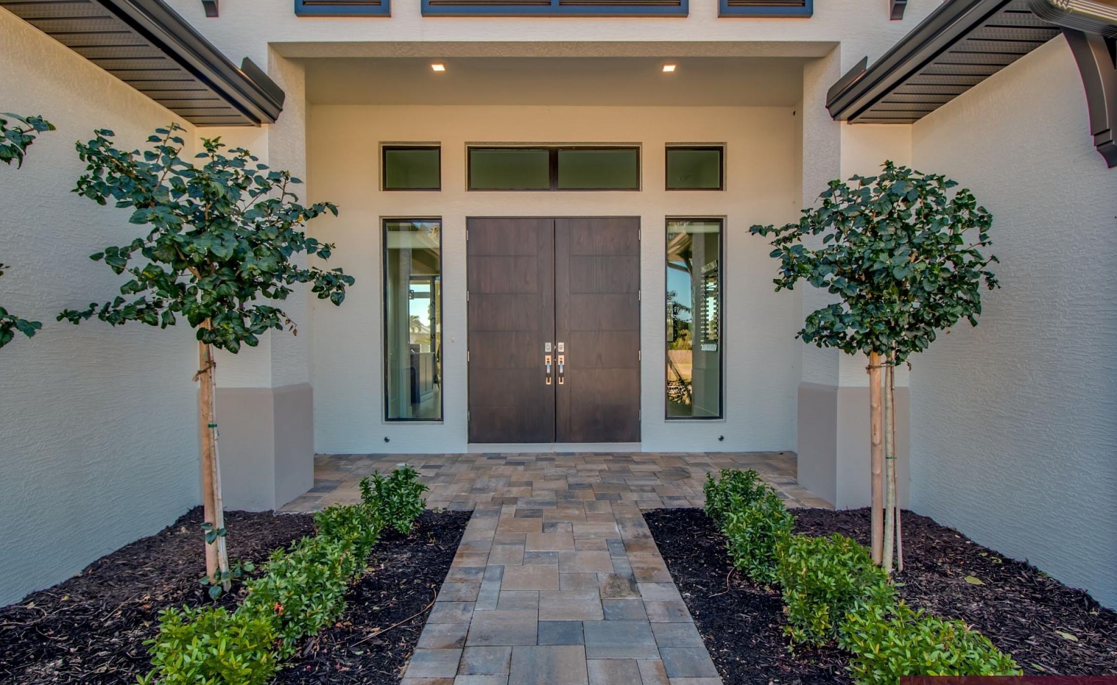 Außenbereich mit beheiztem Pool, Spa und Grillplatz am Wasser.