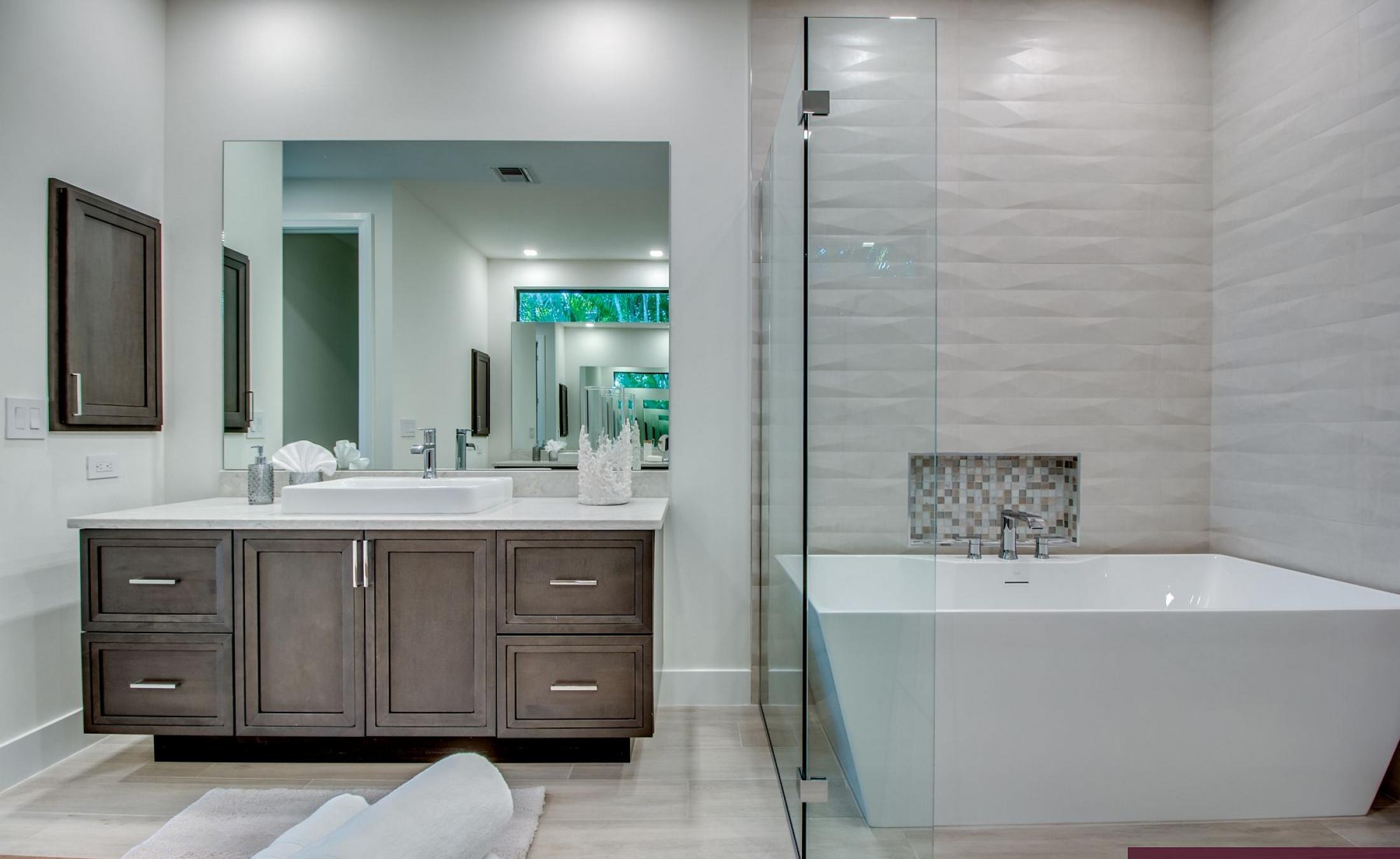 Außenbereich mit beheiztem Pool, Spa und Grillplatz am Wasser.