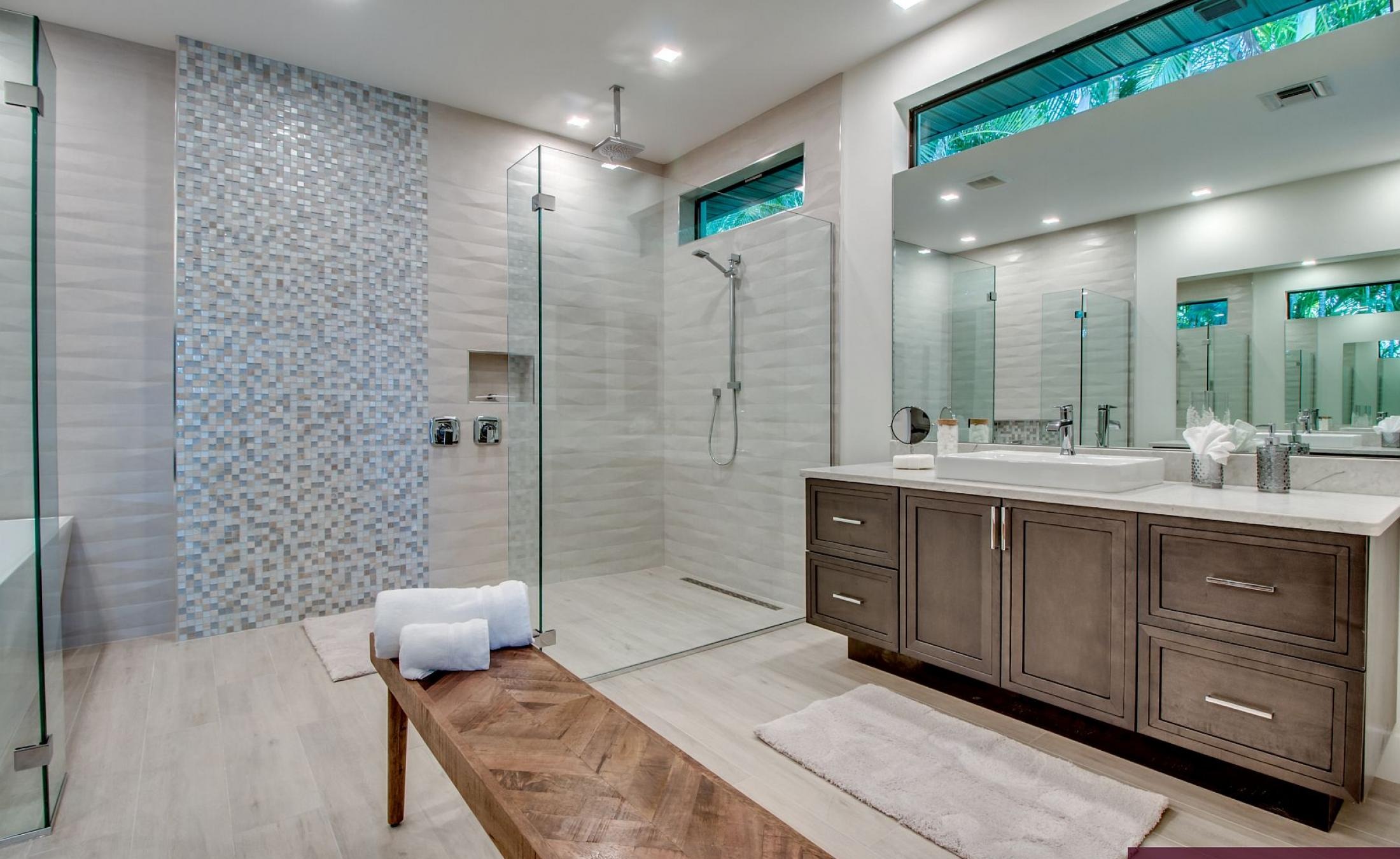 Außenbereich mit Pool, Spa und Grillplatz am Wasser.