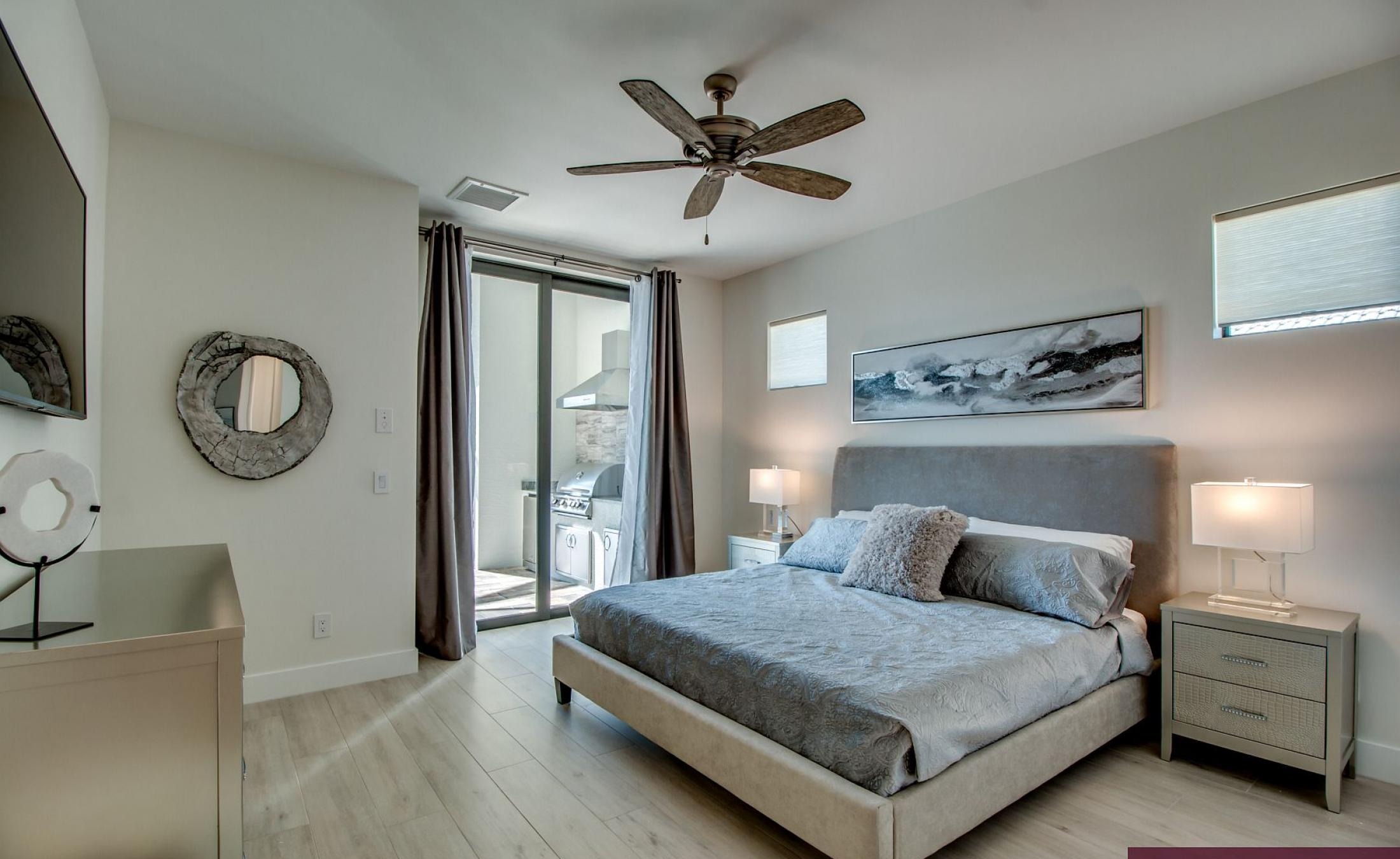 Beheizter Pool mit Spa und Blick auf den Kanal, daneben Bootsdock mit Lift.