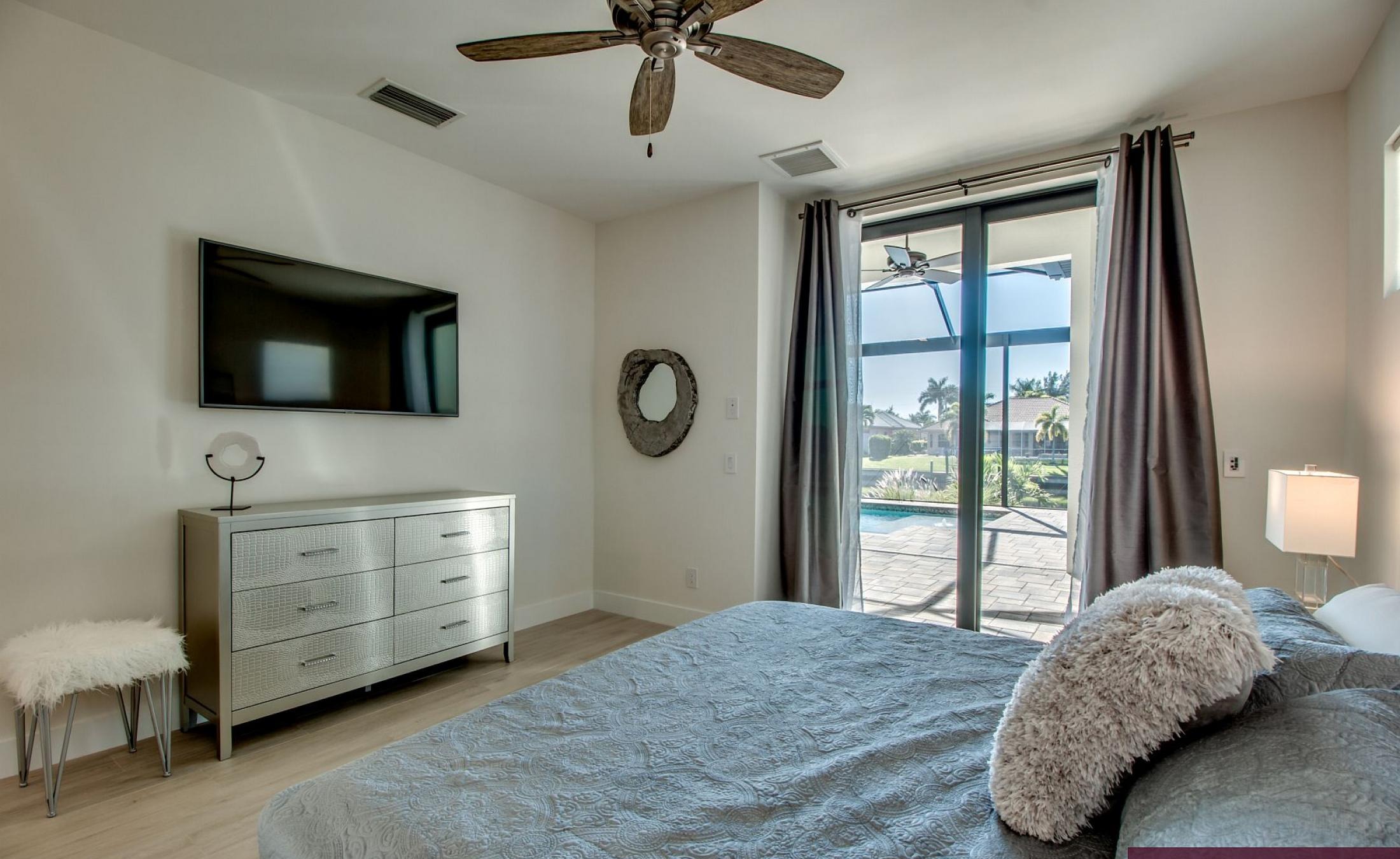 Elektrisch beheizter Pool mit Spa und Wasserblick am Kanal.