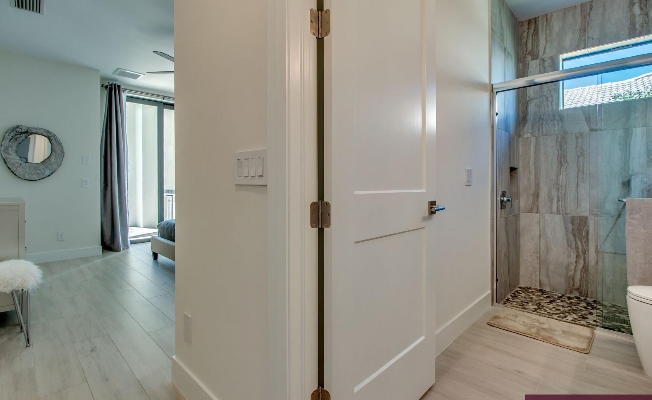 Outdoor-Bereich mit beheiztem Pool, Spa und Grillplatz direkt am Wasser.