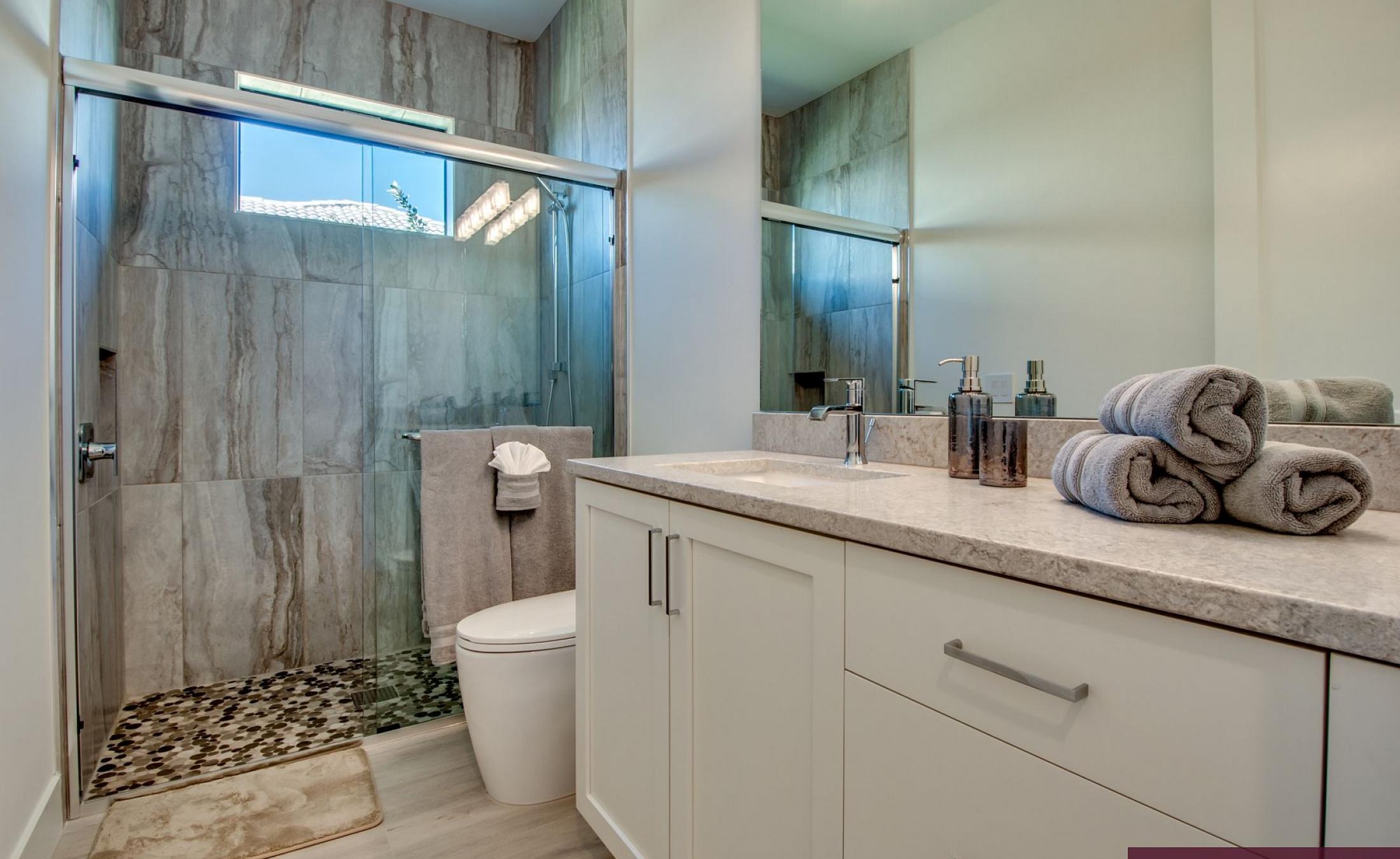 Elektrisch beheizter Pool mit Spa und Blick auf den Kanal.