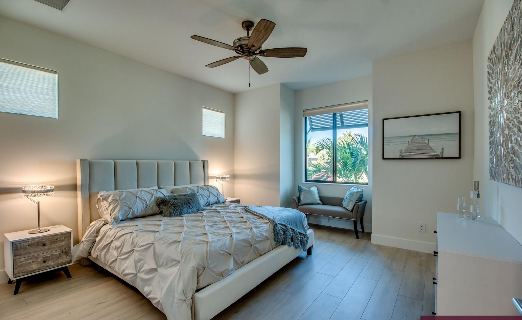 Überdachter Poolbereich mit beheiztem Pool, Spa und Grillplatz am Wasser.