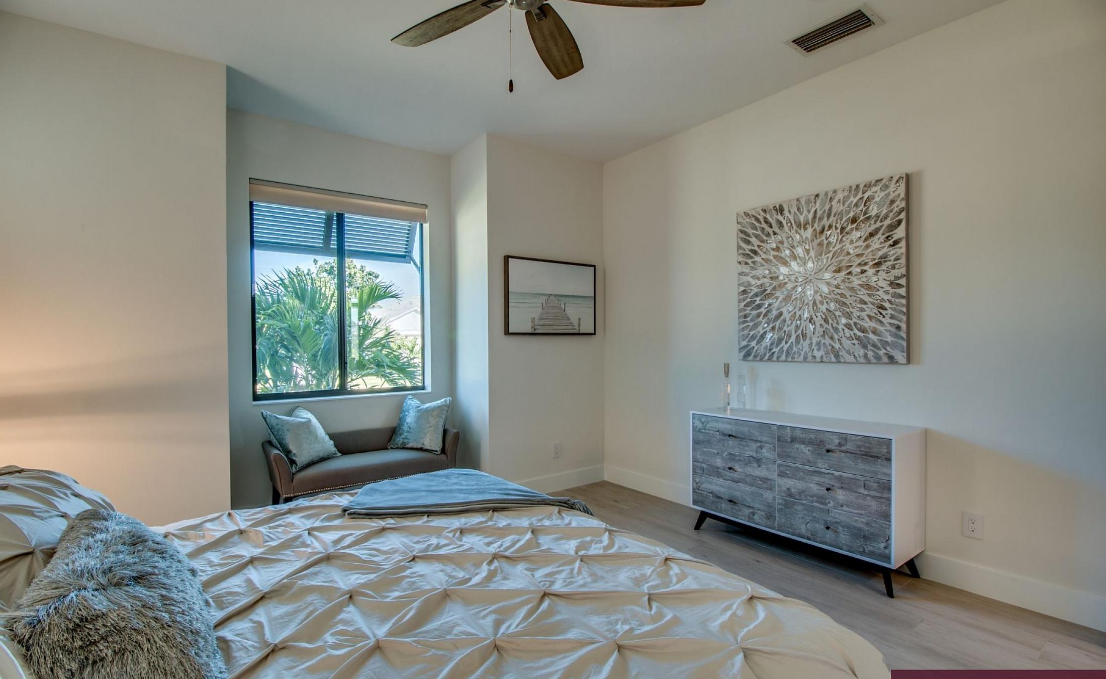 Außenbereich mit beheiztem Pool, Spa und Grillplatz am Wasser.