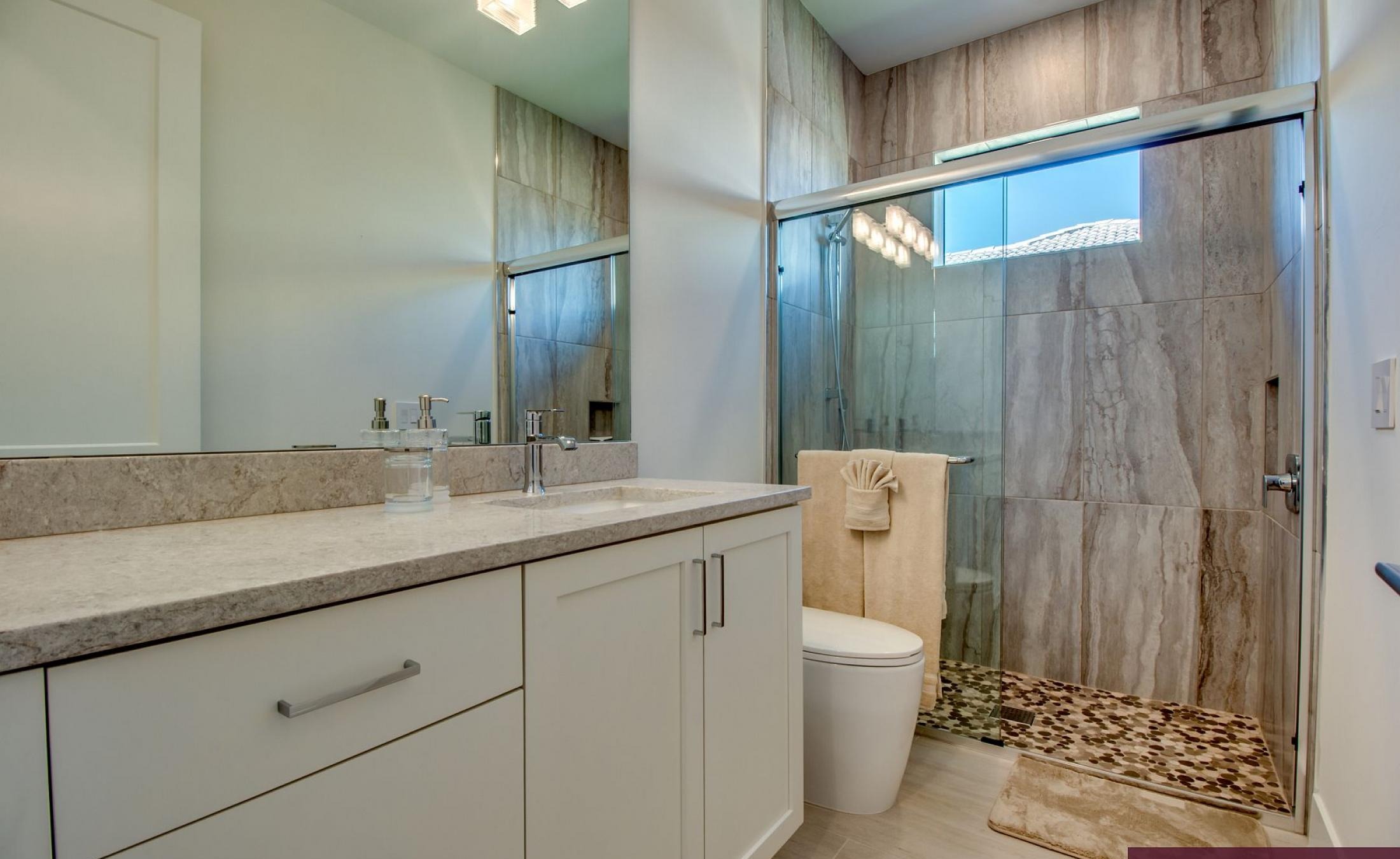 Außenbereich mit beheiztem Pool, Spa und Grillplatz am Wasser.