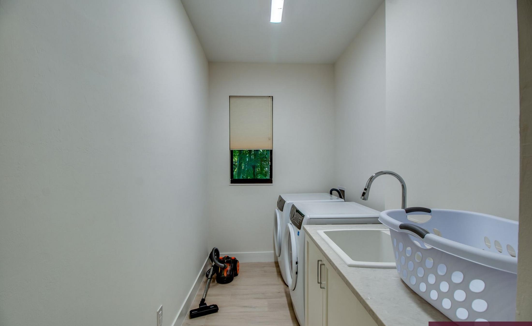 Outdoor-Bereich mit beheiztem Pool, Spa und Wasserblick.