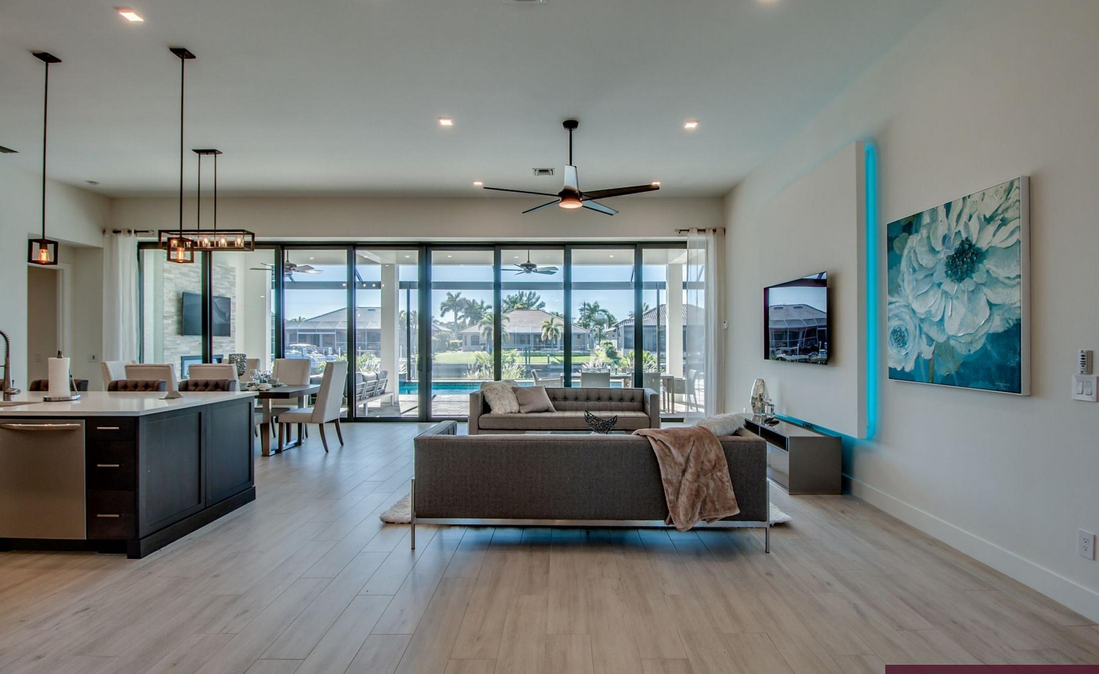 Elektrisch beheizter Pool mit Spa und Wasserblick in Südlage.