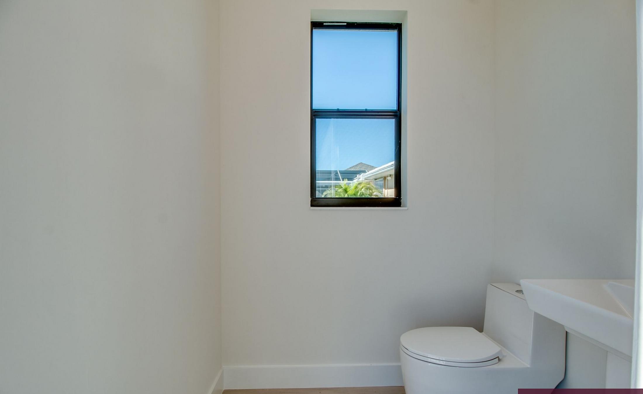 Außenbereich mit beheiztem Pool, Spa und Grillplatz am Wasser.