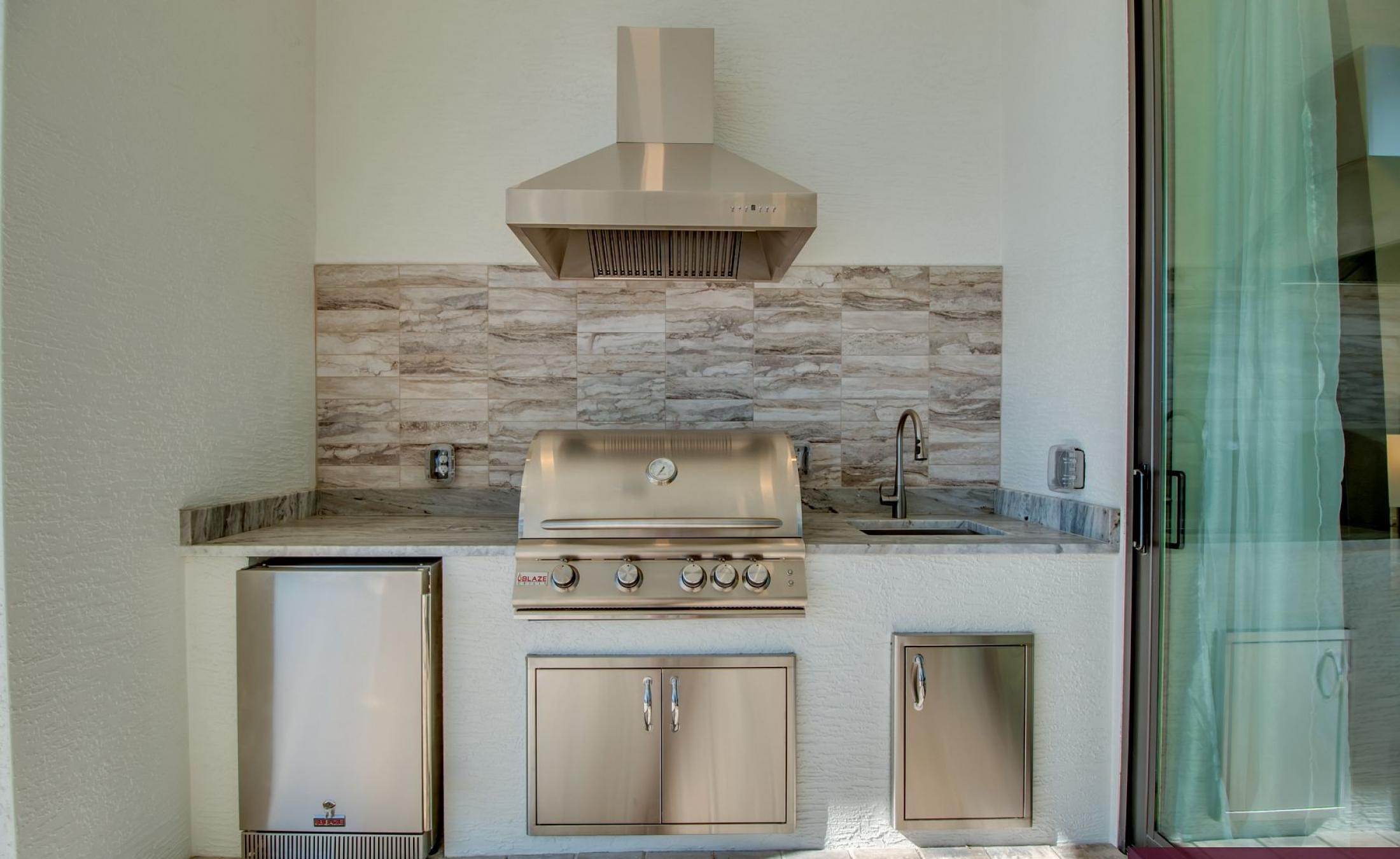 Outdoor-Bereich mit beheiztem Pool und Spa am Wasserblick.