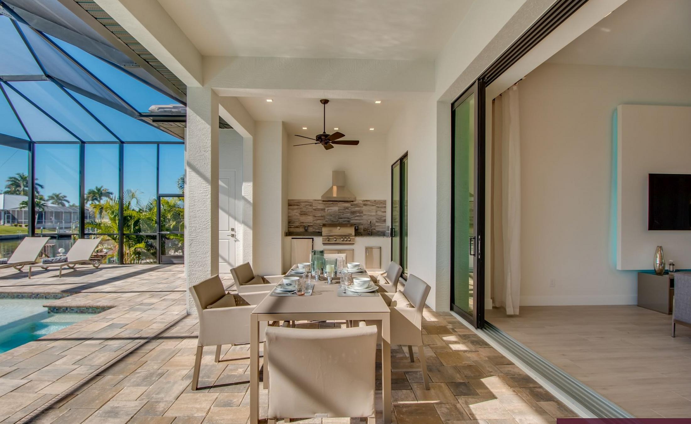 Sonniger Pool mit Spa und Blick auf den Kanal.