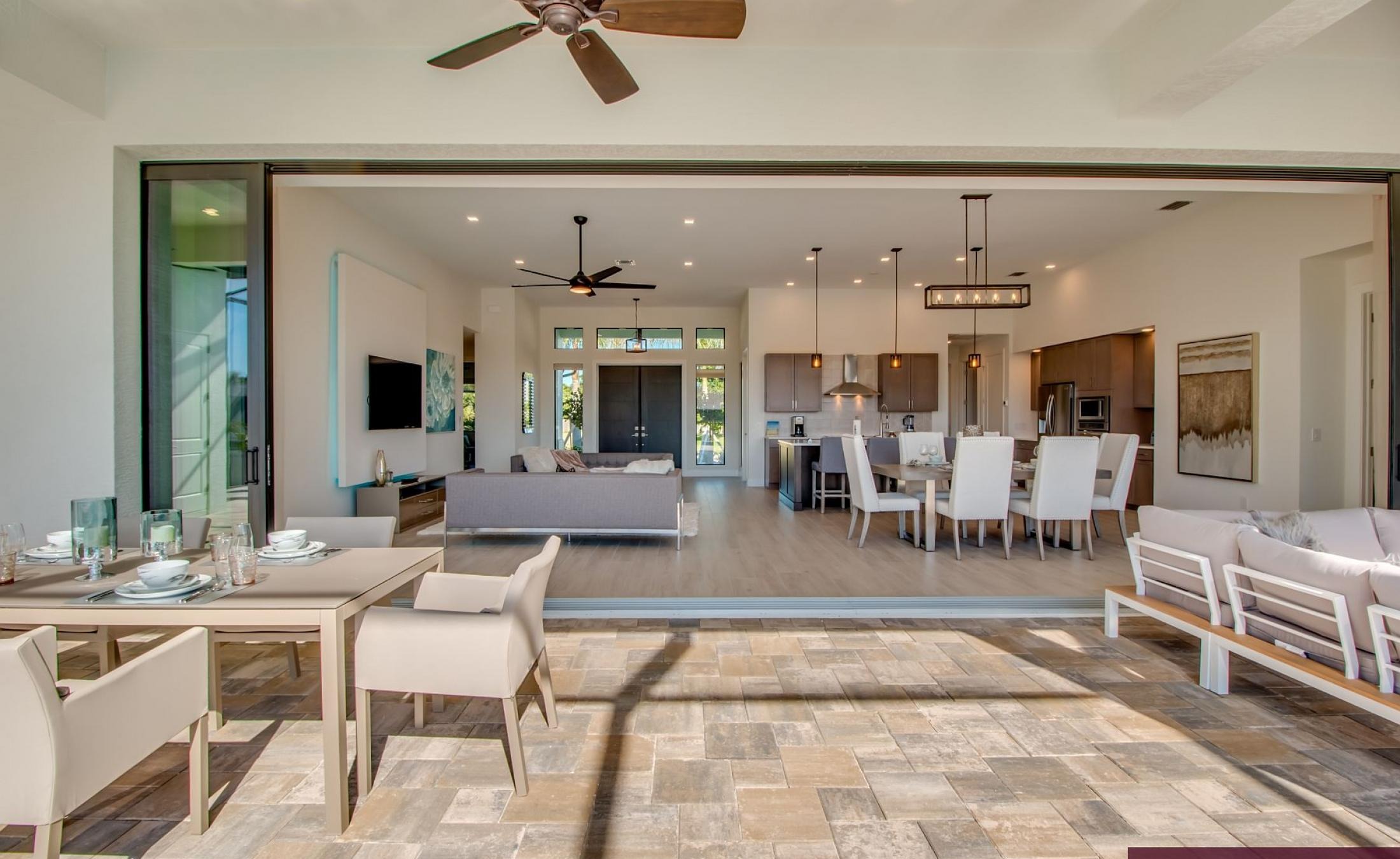 Outdoor-Bereich mit beheiztem Pool, Spa und Blick aufs Wasser.