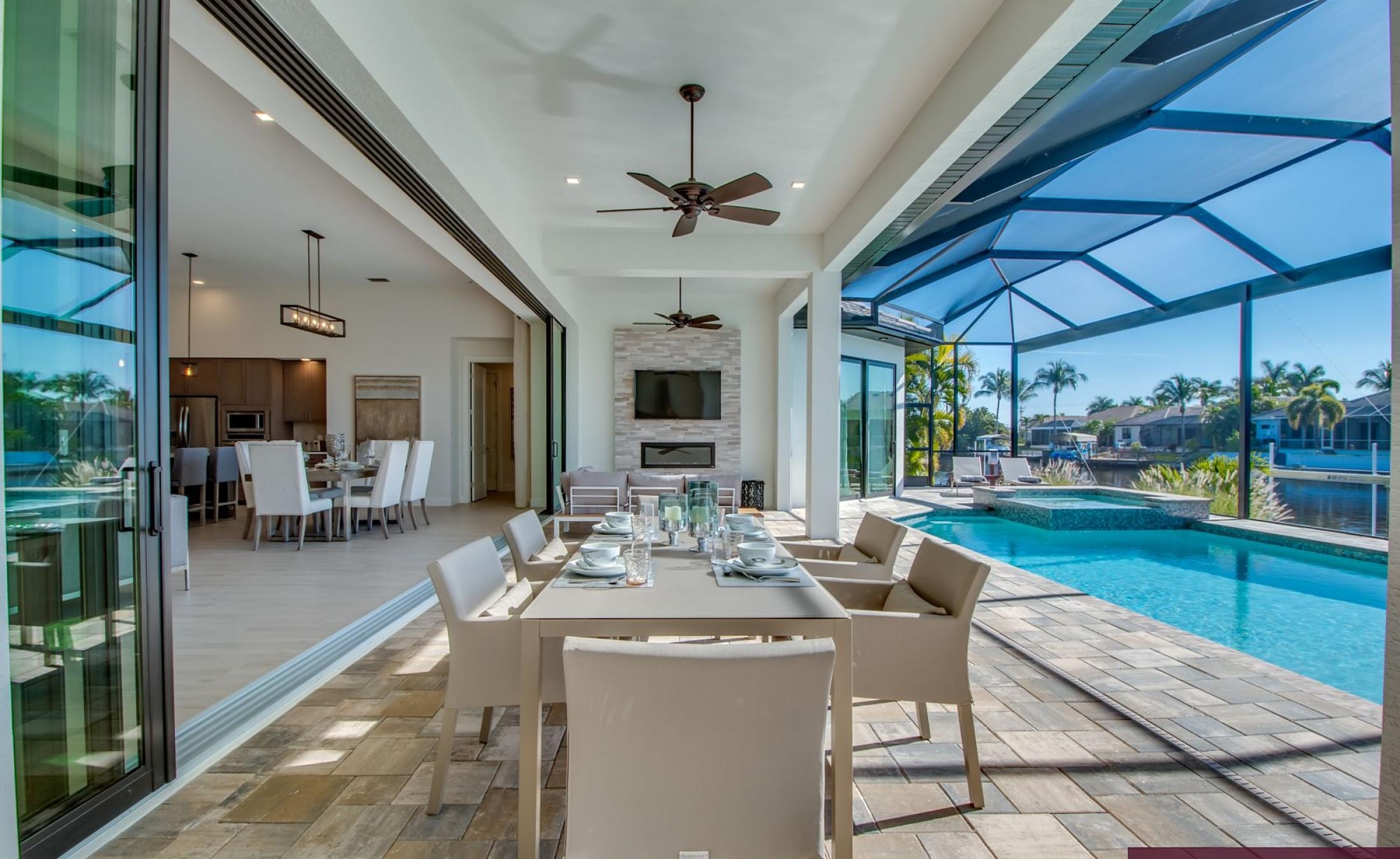 Pool- und Spa-Bereich mit Liegen und Blick auf den Kanal