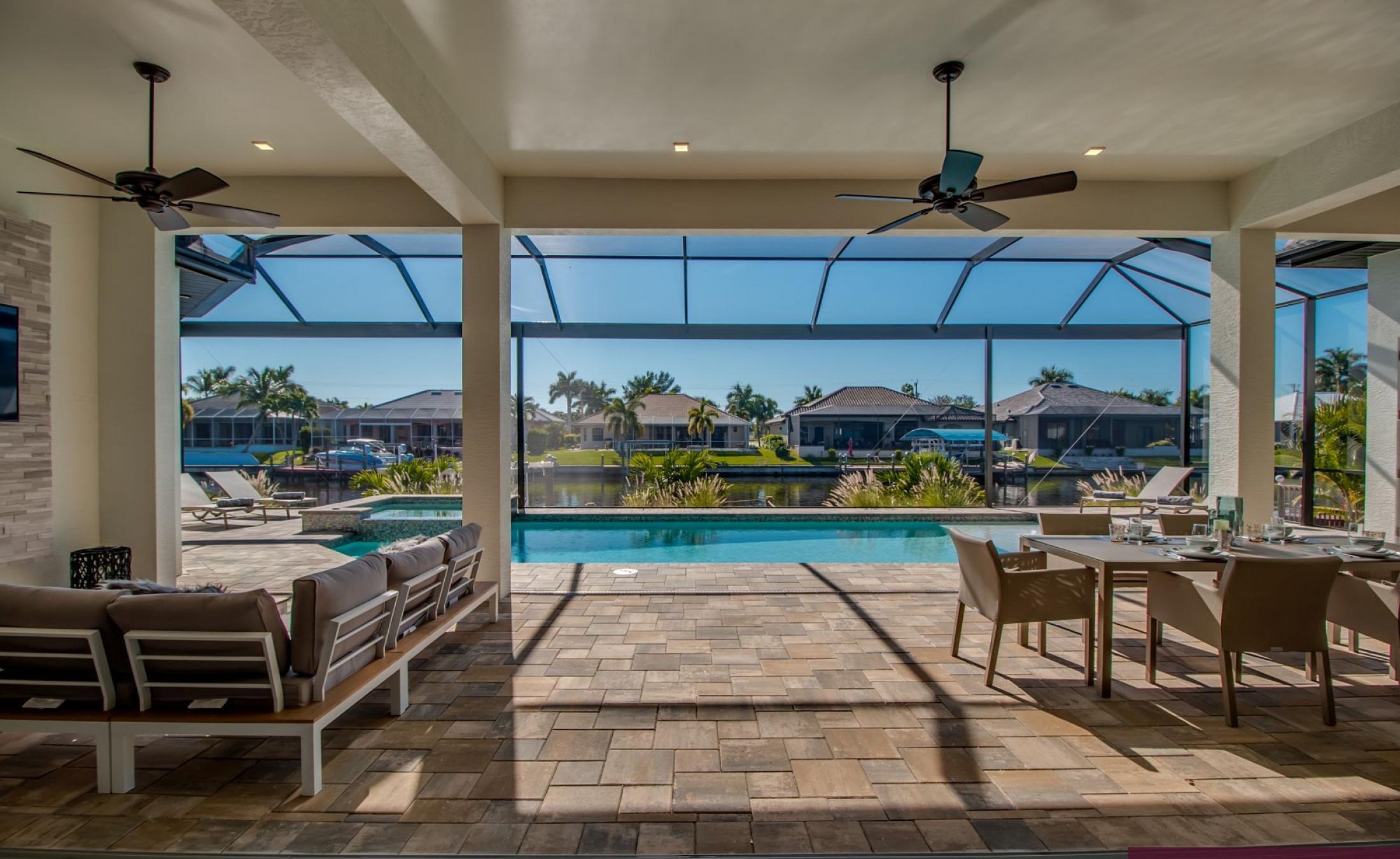 Beheizter Pool mit Spa und Wasserblick am Kanal.