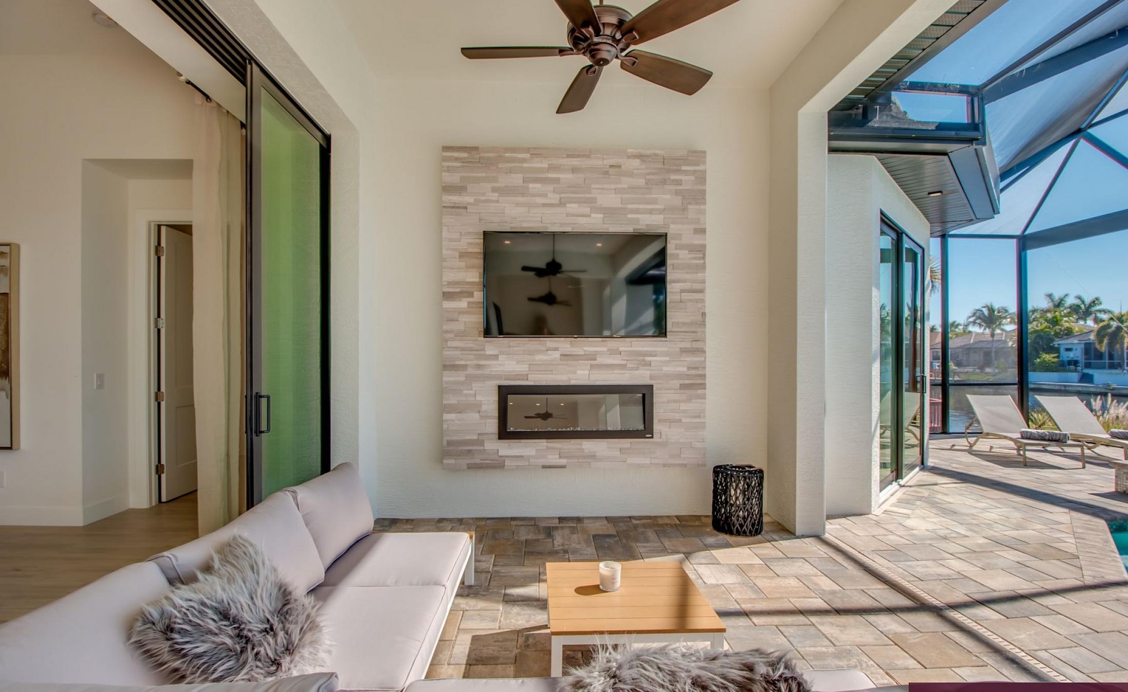 Outdoor-Bereich mit beheiztem Pool, Spa und Grillplatz direkt am Wasser.