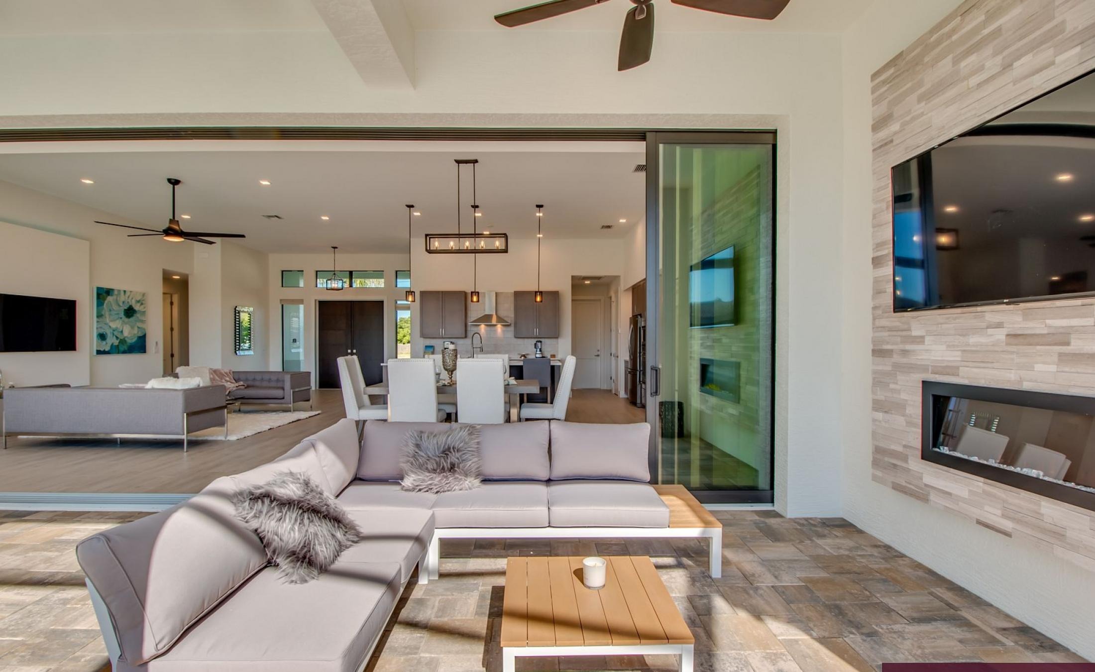 Elektrisch beheizter Pool mit Spa und Blick auf den Kanal, daneben Bootsdock mit Lift.