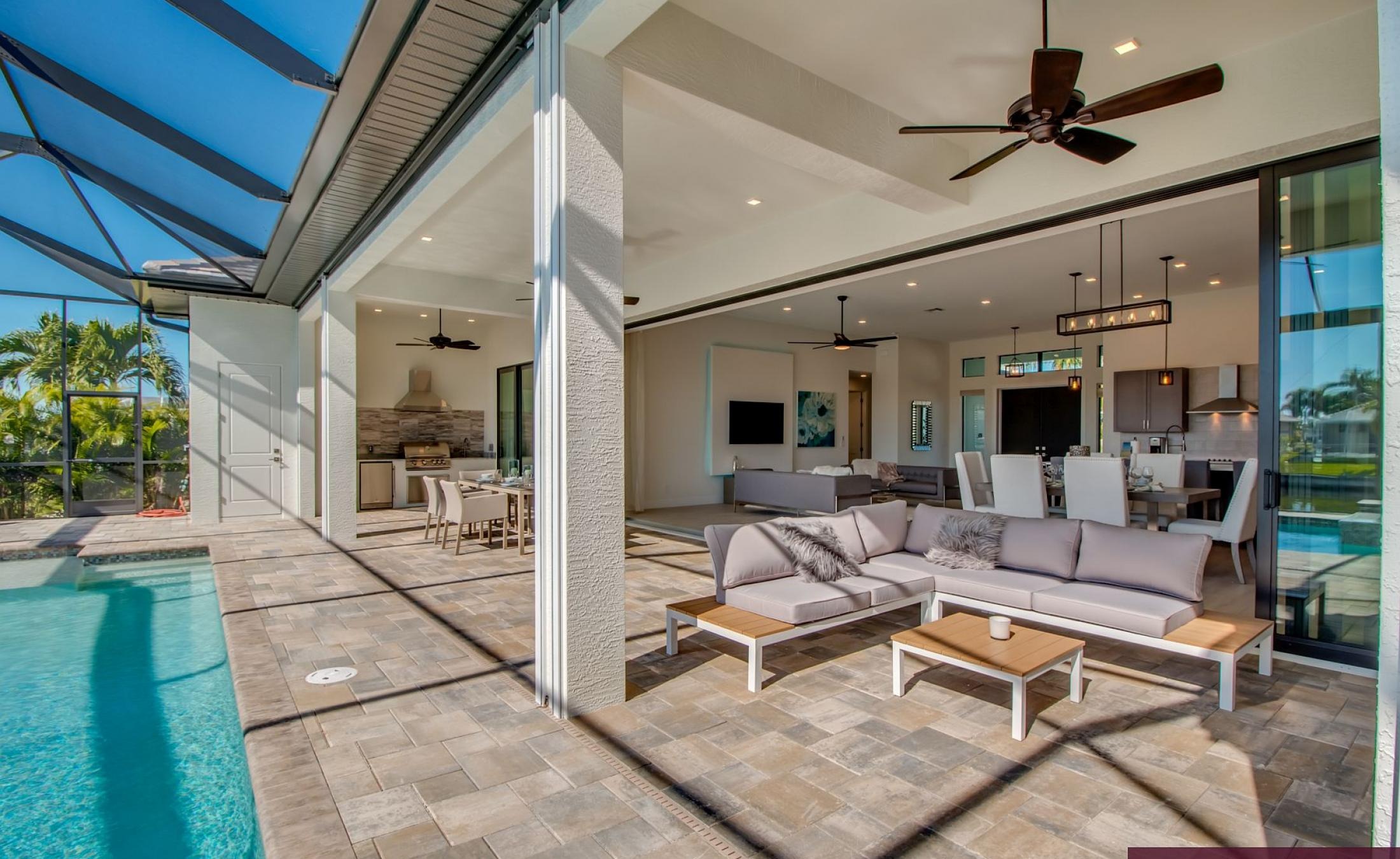 Außenbereich mit beheiztem Pool, Spa und Blick auf den Kanal.