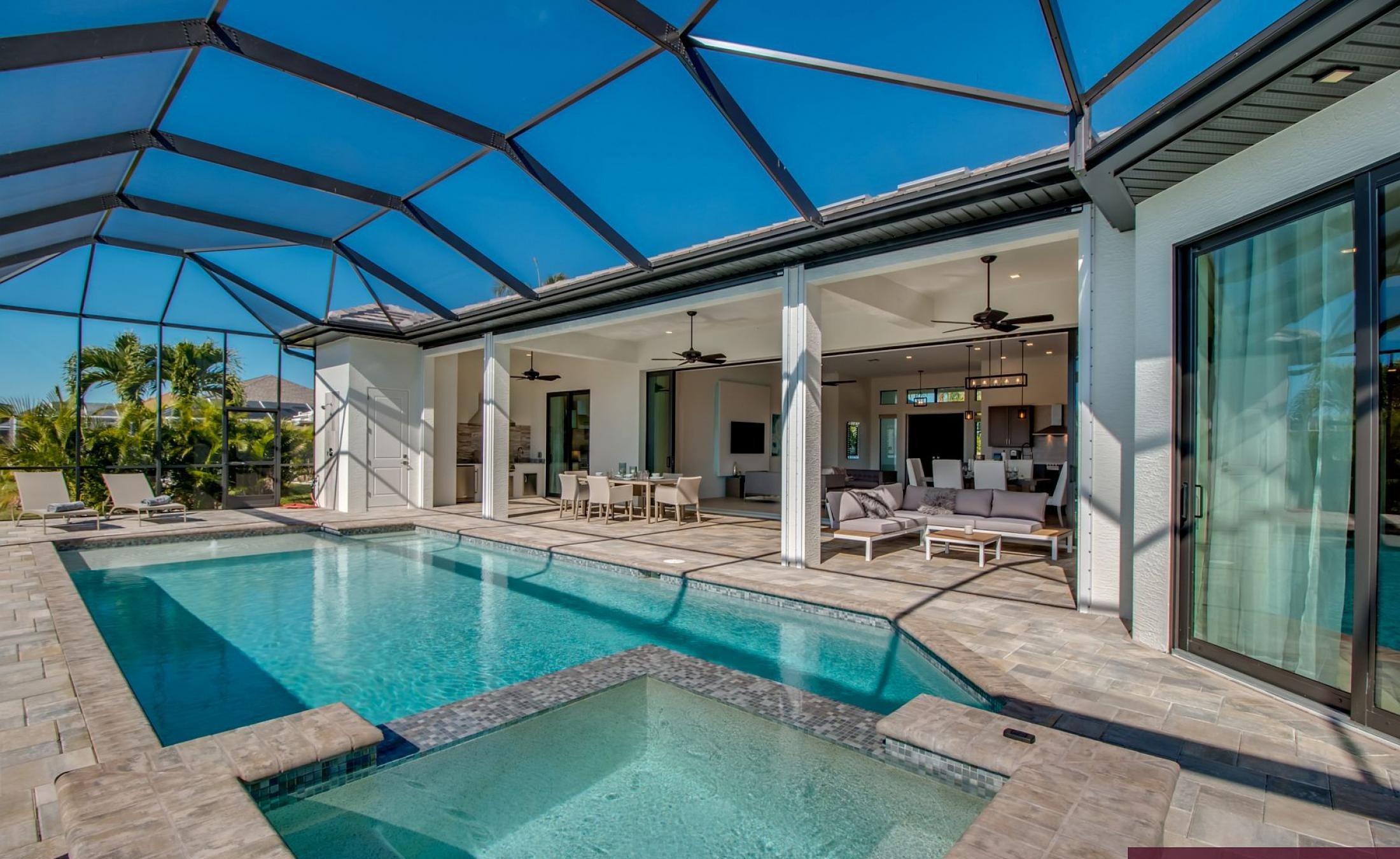 Beheizter Pool mit Spa und Blick auf den Kanal.