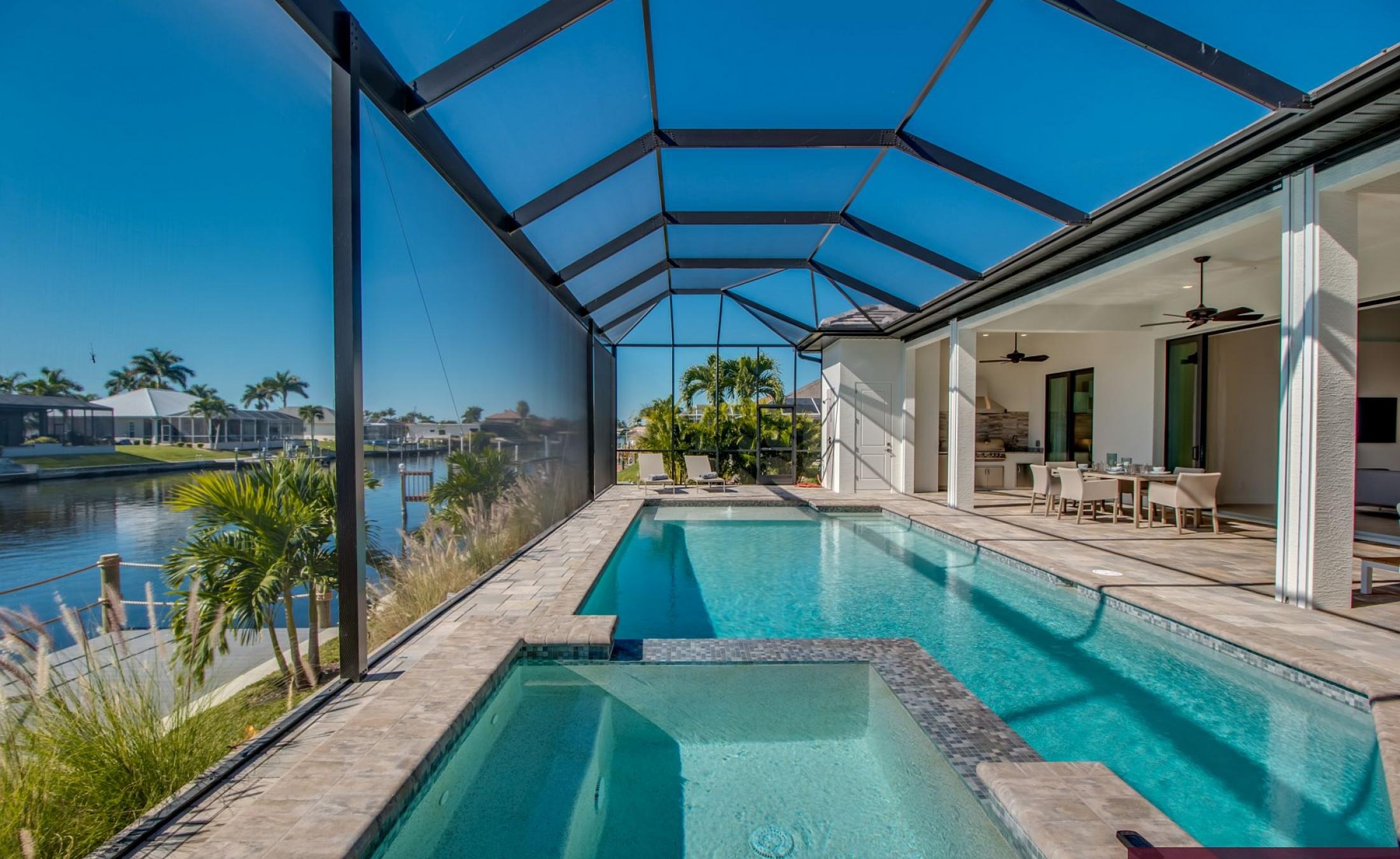 Sonniger Pool mit Spa am Wasser, mit Bootsdock und Bootslift.