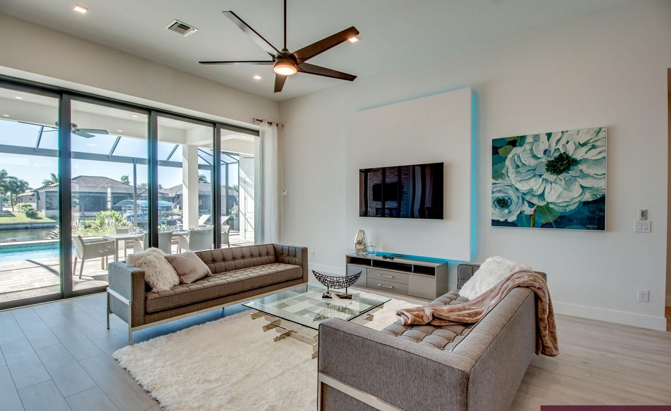 Außenbereich mit beheiztem Pool, Spa und Grillplatz am Wasser.