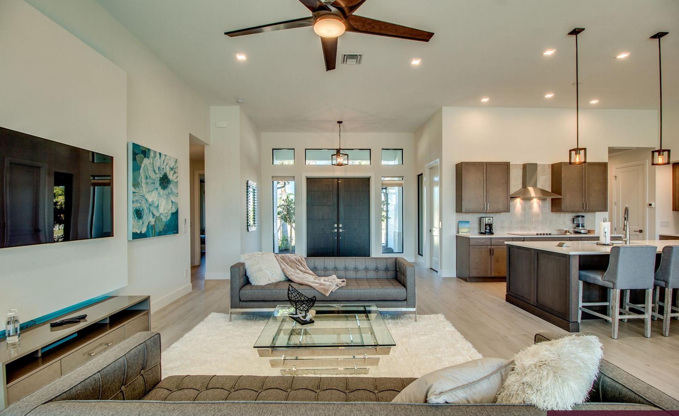 Überdachter Poolbereich mit beheiztem Pool, Spa und Grillplatz am Wasser.