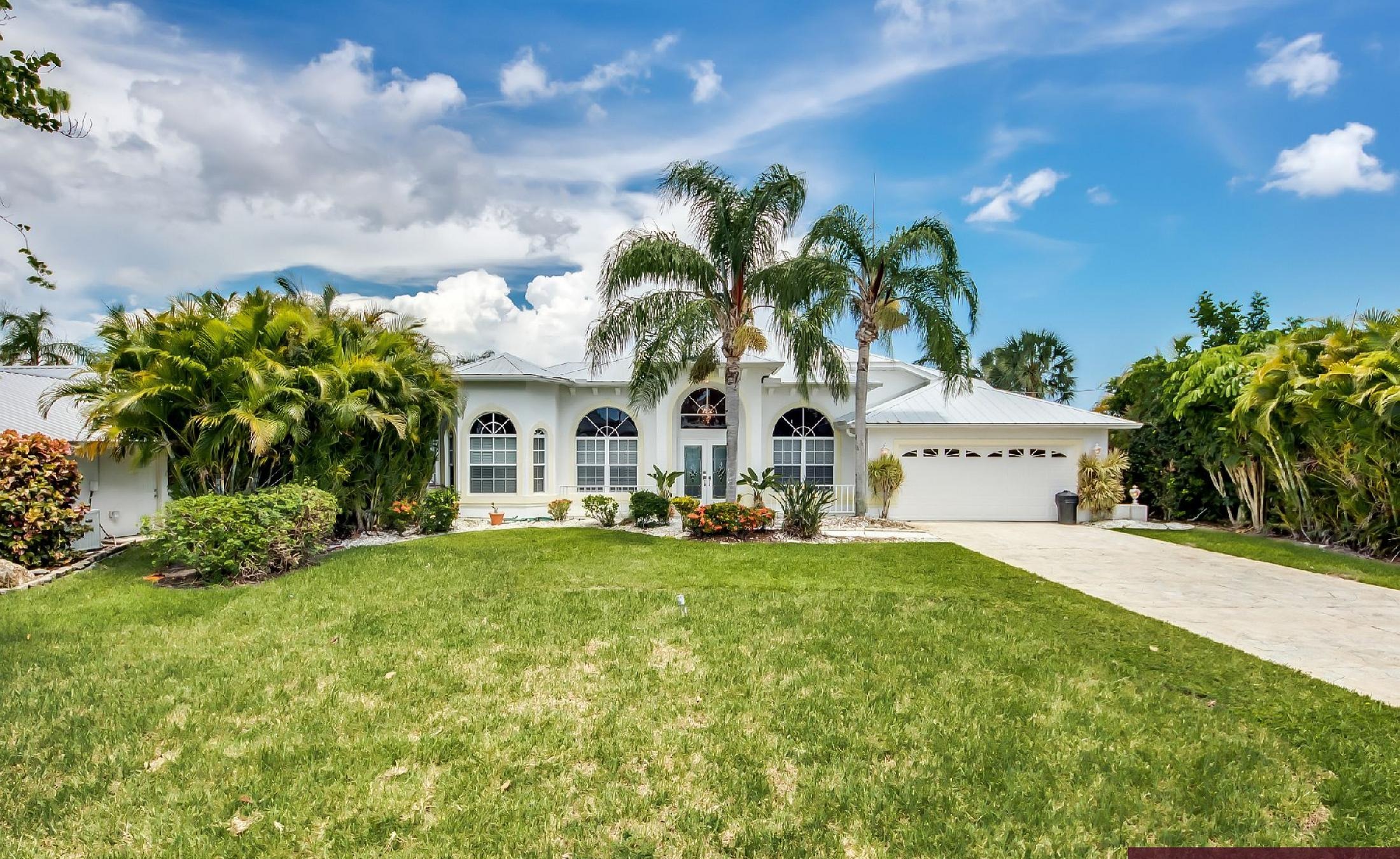 Pooldeck mit Blick auf den Fluss, Bootsdock und Bootslift.