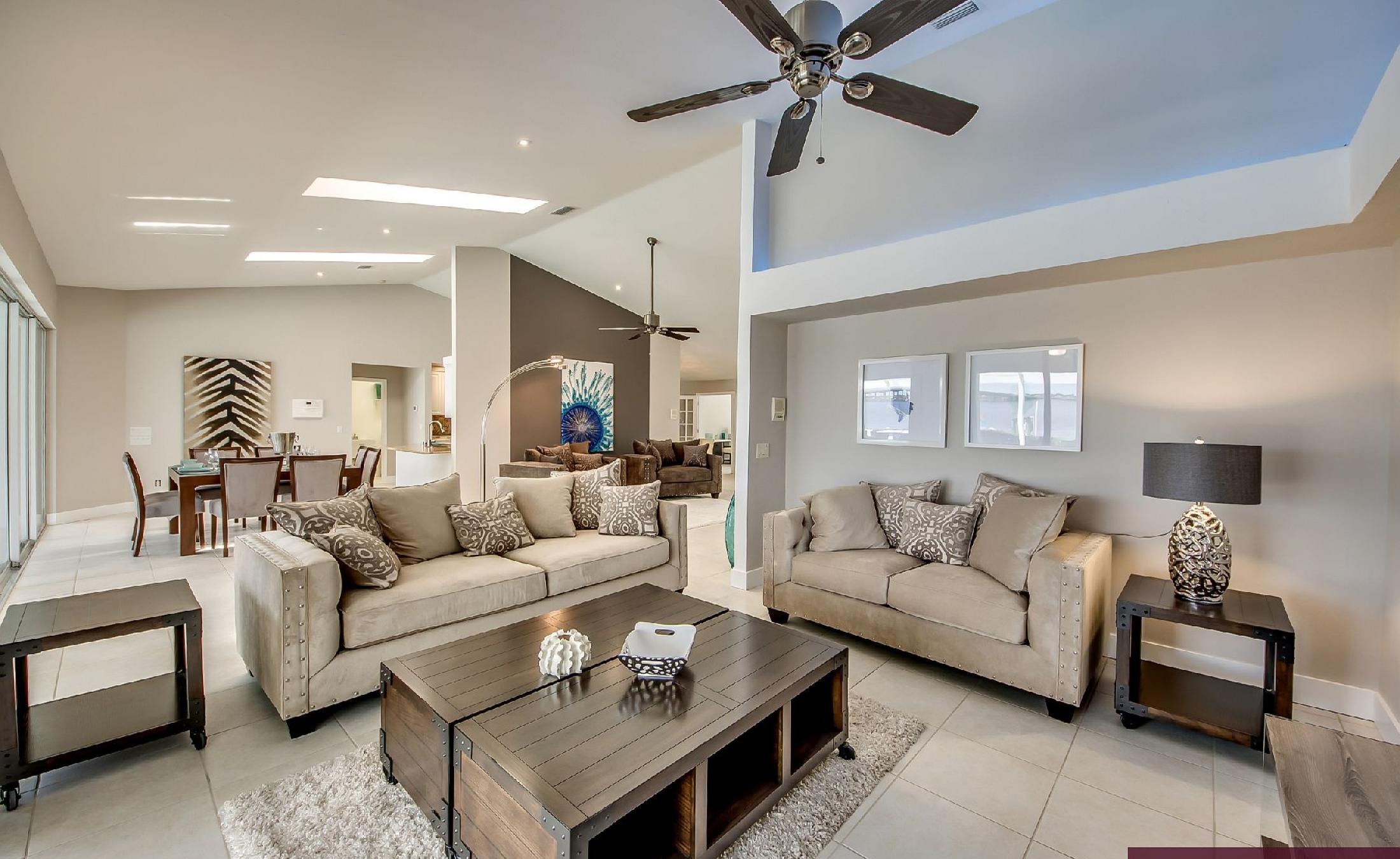 Blick vom Pooldeck auf den Fluss mit Bootsdock und Bootslift.