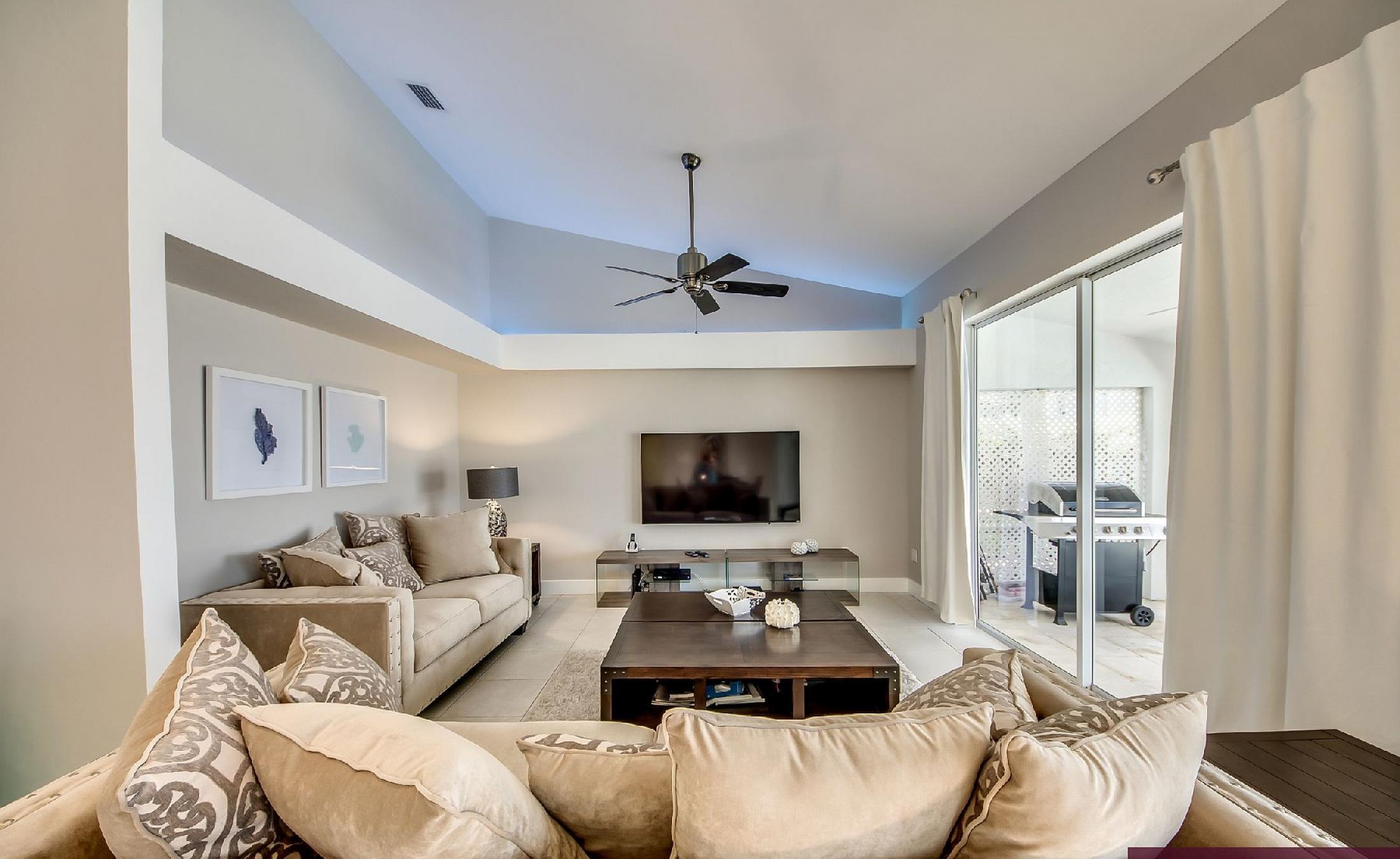 Blick vom Pooldeck auf den Fluss mit Bootsdock und Bootslift.