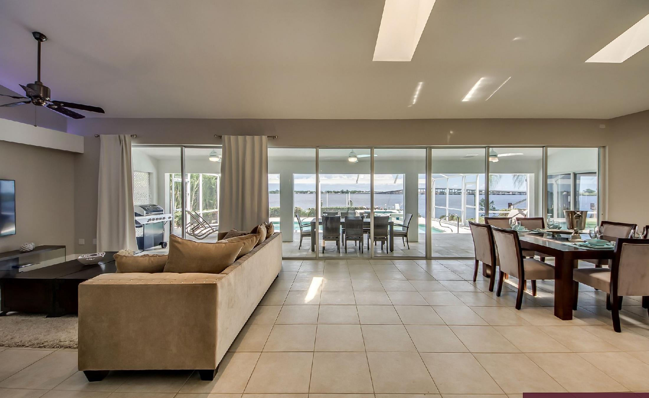 Pooldeck mit Blick auf den Fluss und Bootsdock mit Bootslift.