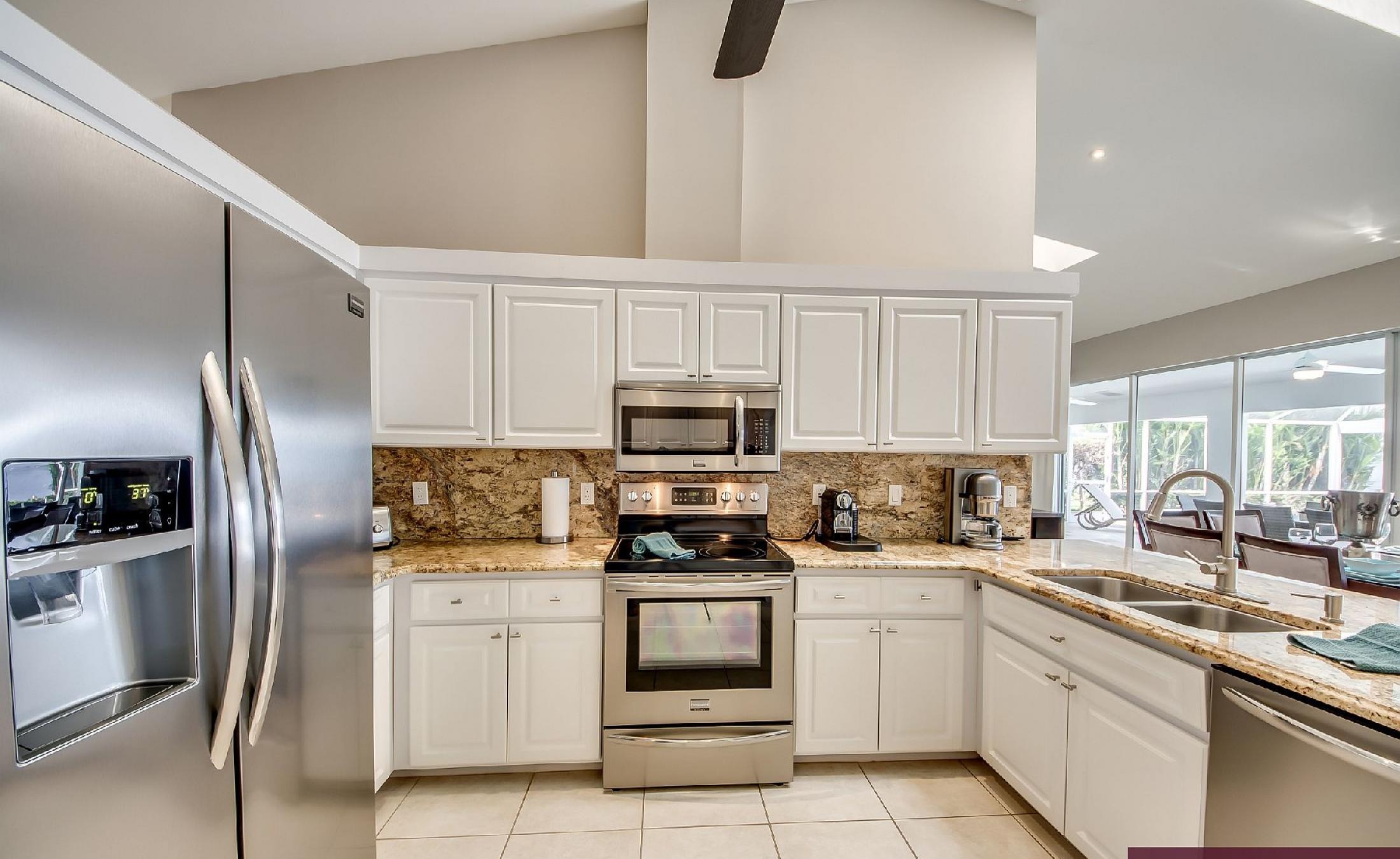 Blick vom Pooldeck auf den Fluss mit Bootsdock und Bootslift.