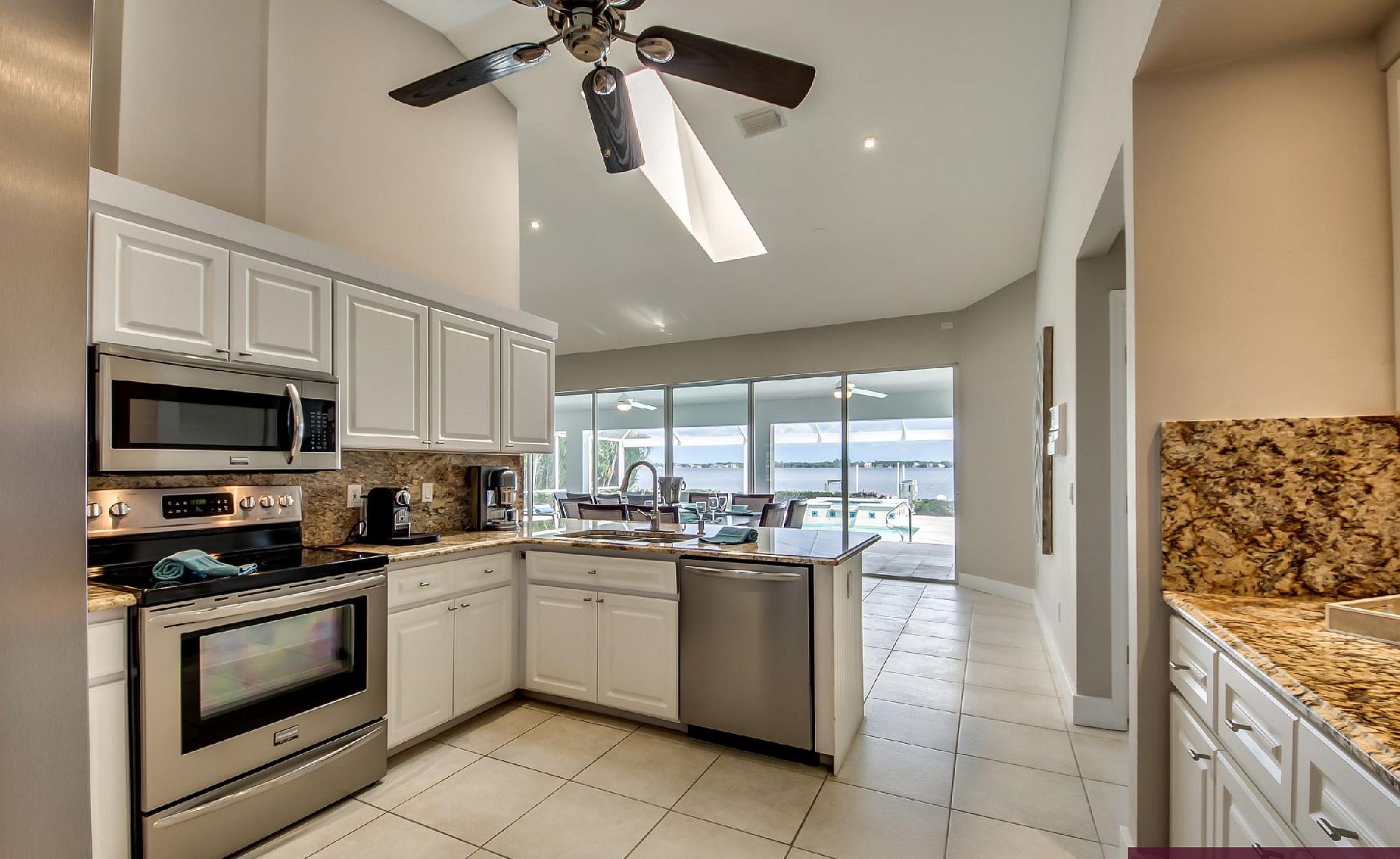 Blick vom Pooldeck auf den Fluss mit Bootsdock und Bootslift.