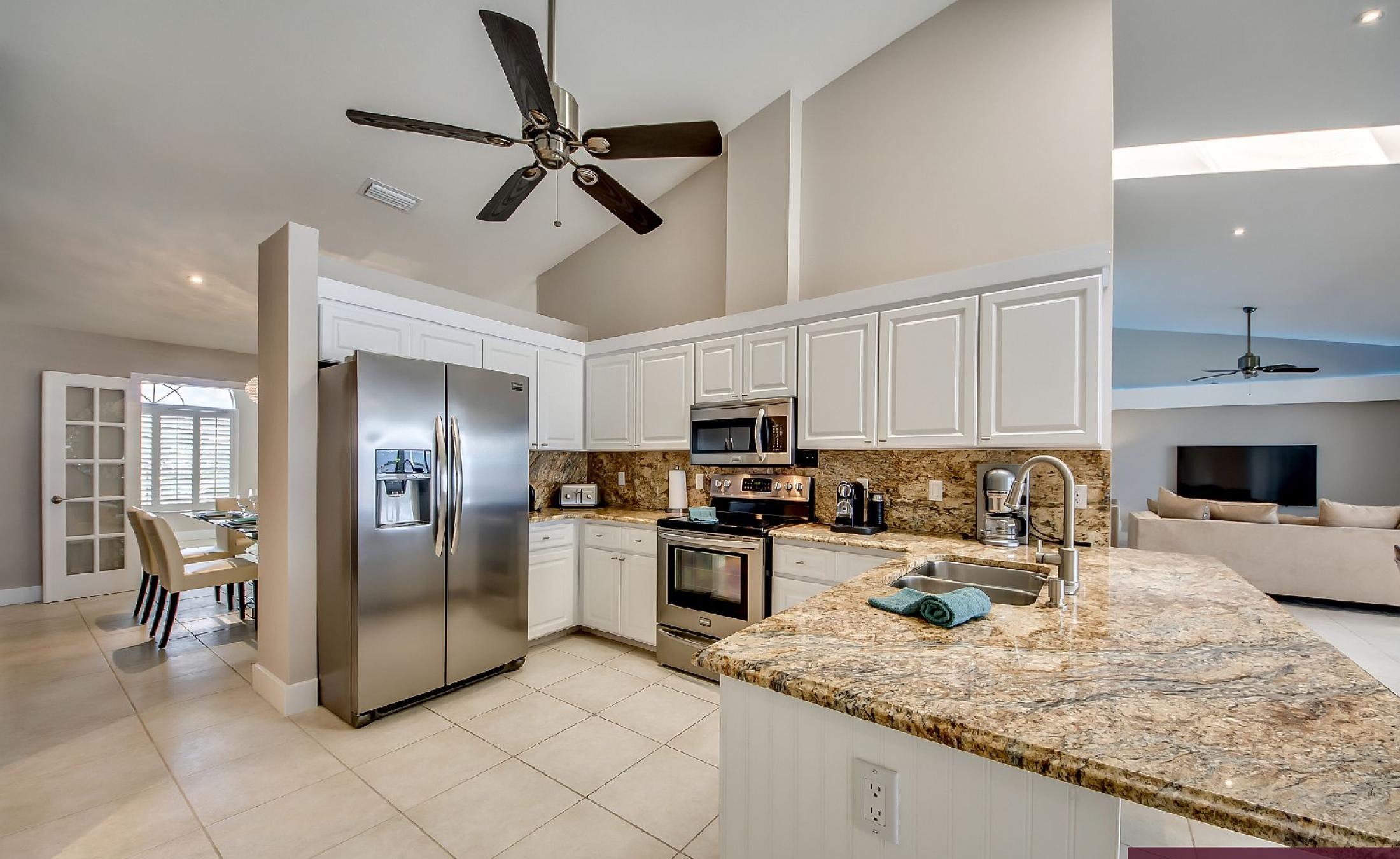 Weitläufiger Flussblick vom Pooldeck mit Bootsdock und Bootslift.