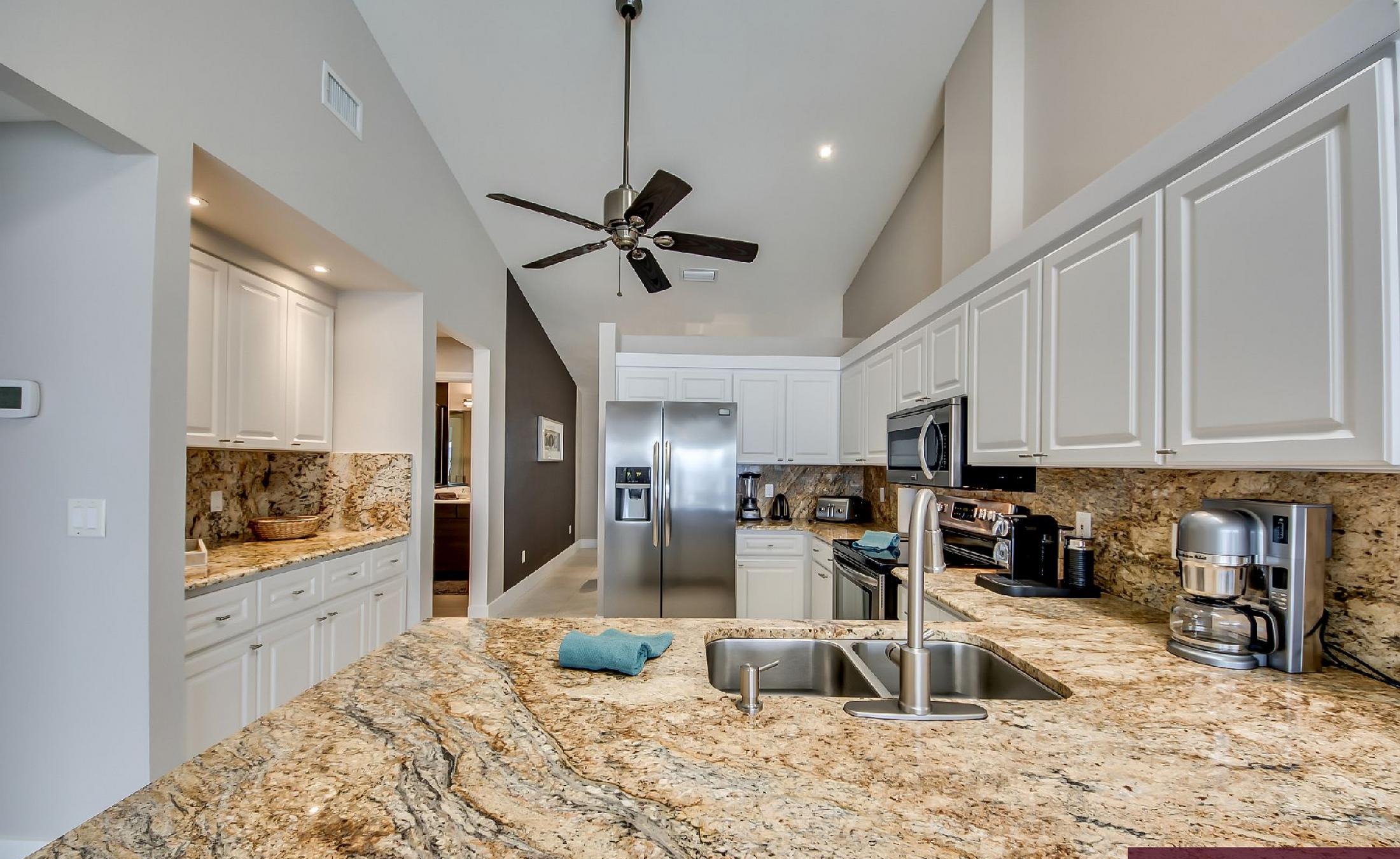 Pooldeck mit Blick auf den Fluss und Bootsdock mit Lift.